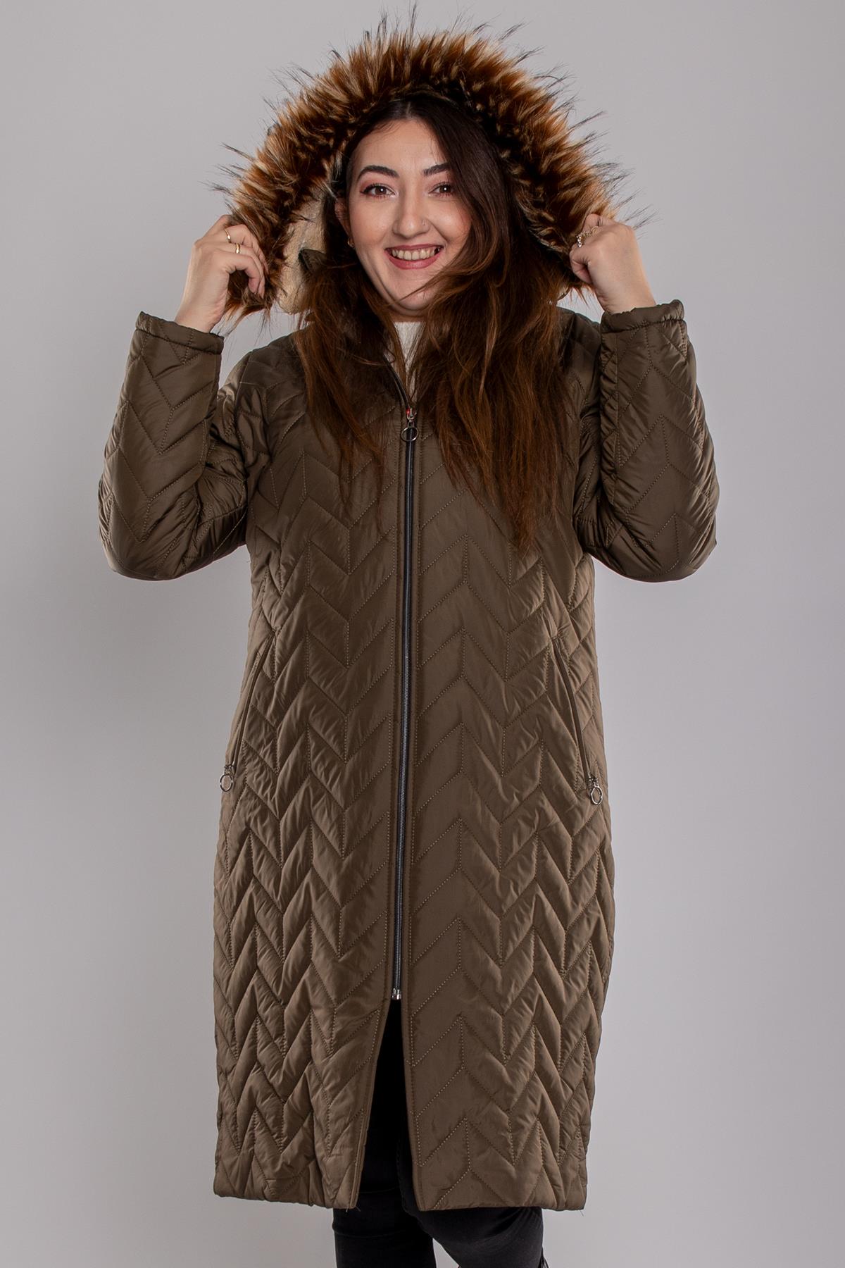 1074 Büyük Beden Kapüşonu Kürklü Zigzag Desen Elyaflı Kaban