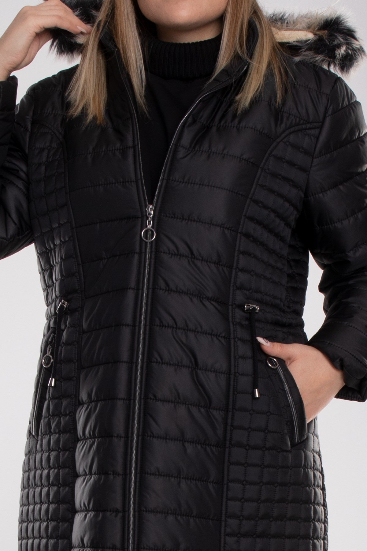 1082 Büyük Beden Beli Bağcıklı İçi Kapüşonu Kürklü Uzun Kadın Mont