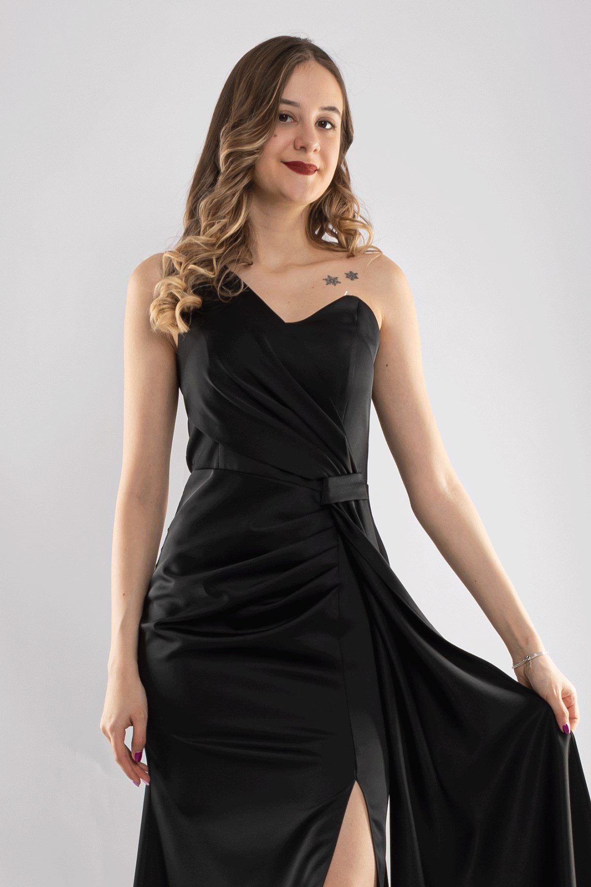 1193 Tek Omuz Şal Detay Yanı Drape Uzun Saten Elbise