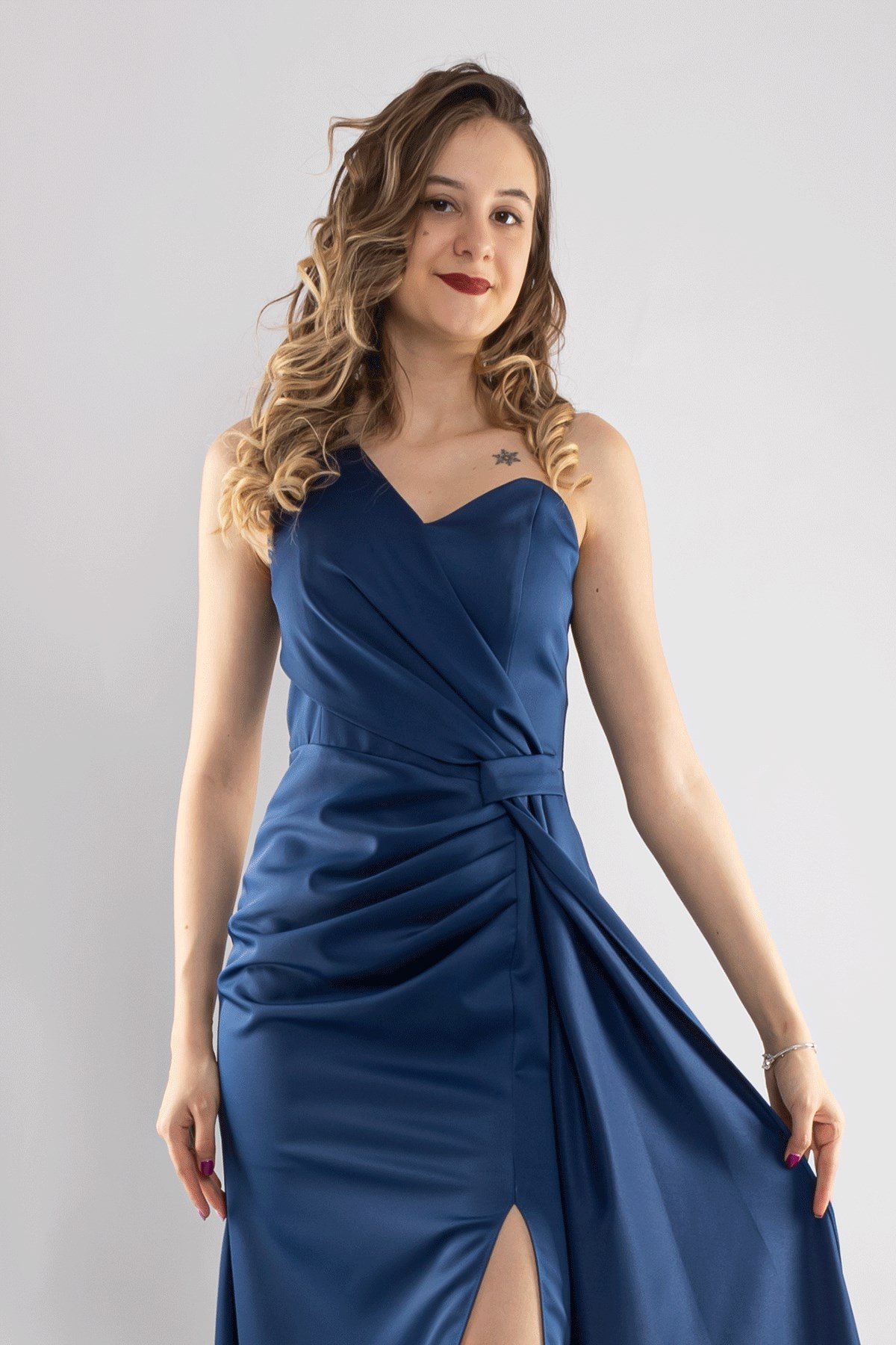 1193 Tek Omuz Şal Detay Yanı Drape Uzun Saten Elbise