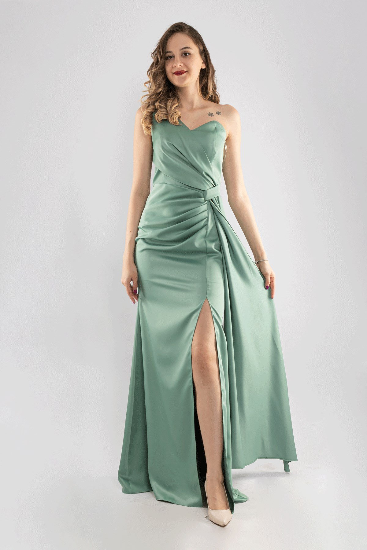 1193 Tek Omuz Şal Detay Yanı Drape Uzun Saten Elbise