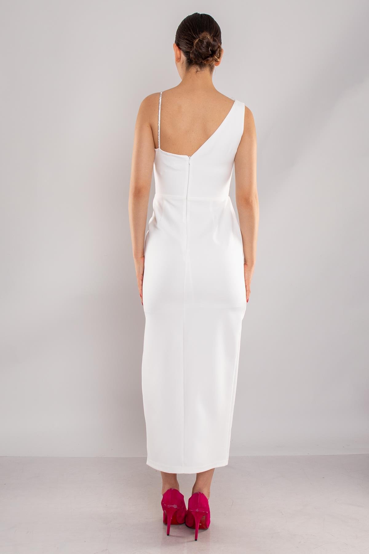 1252 Tek Omuz Zincir Detay Eteği Asimetrik Kısa Krep Elbise