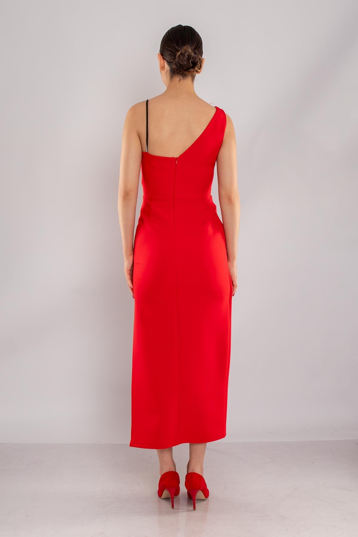 1252 Tek Omuz Zincir Detay Eteği Asimetrik Kısa Krep Elbise