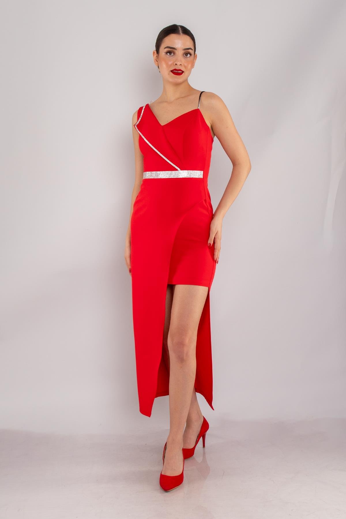 1252 Tek Omuz Zincir Detay Eteği Asimetrik Kısa Krep Elbise