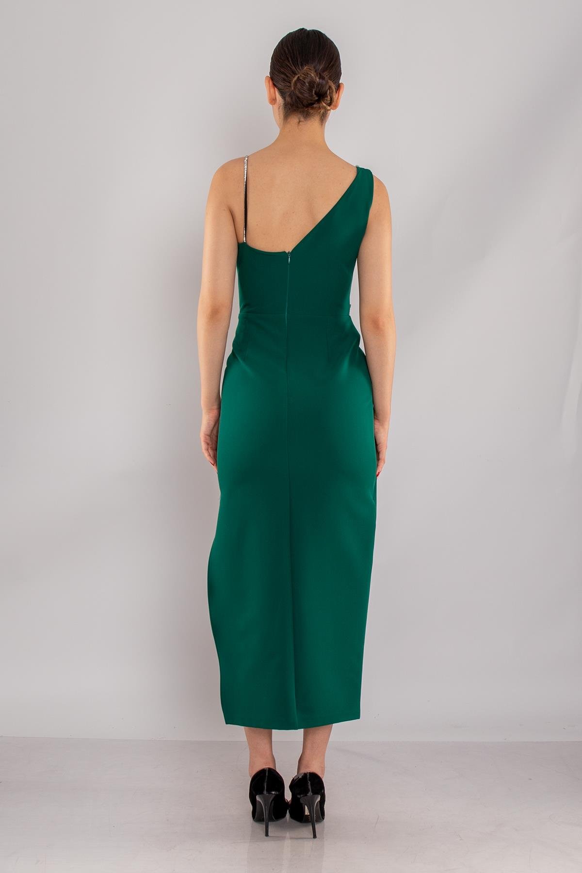 1252 Tek Omuz Zincir Detay Eteği Asimetrik Kısa Krep Elbise