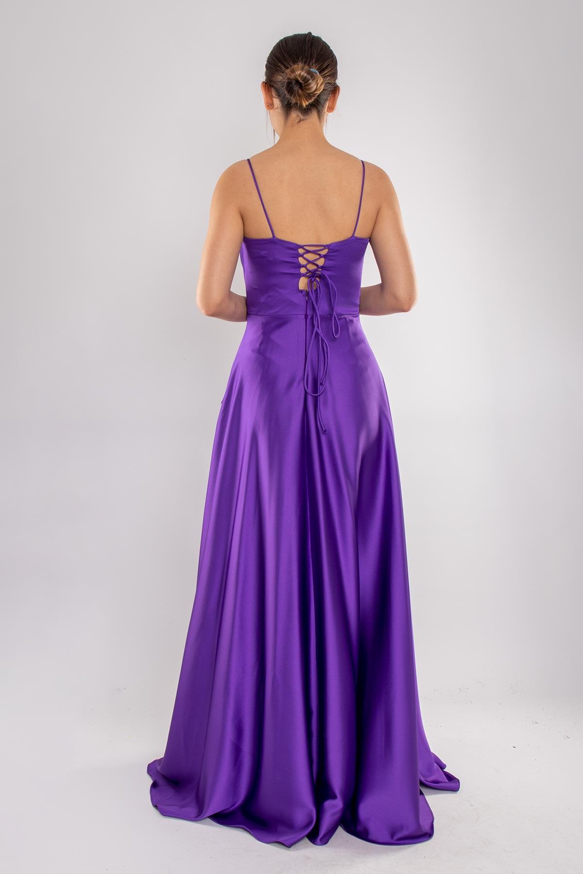 1324 Şalyaka Yırtmaçlı İpAskılı Sırtı Bağlamalı Uzun Saten Elbise