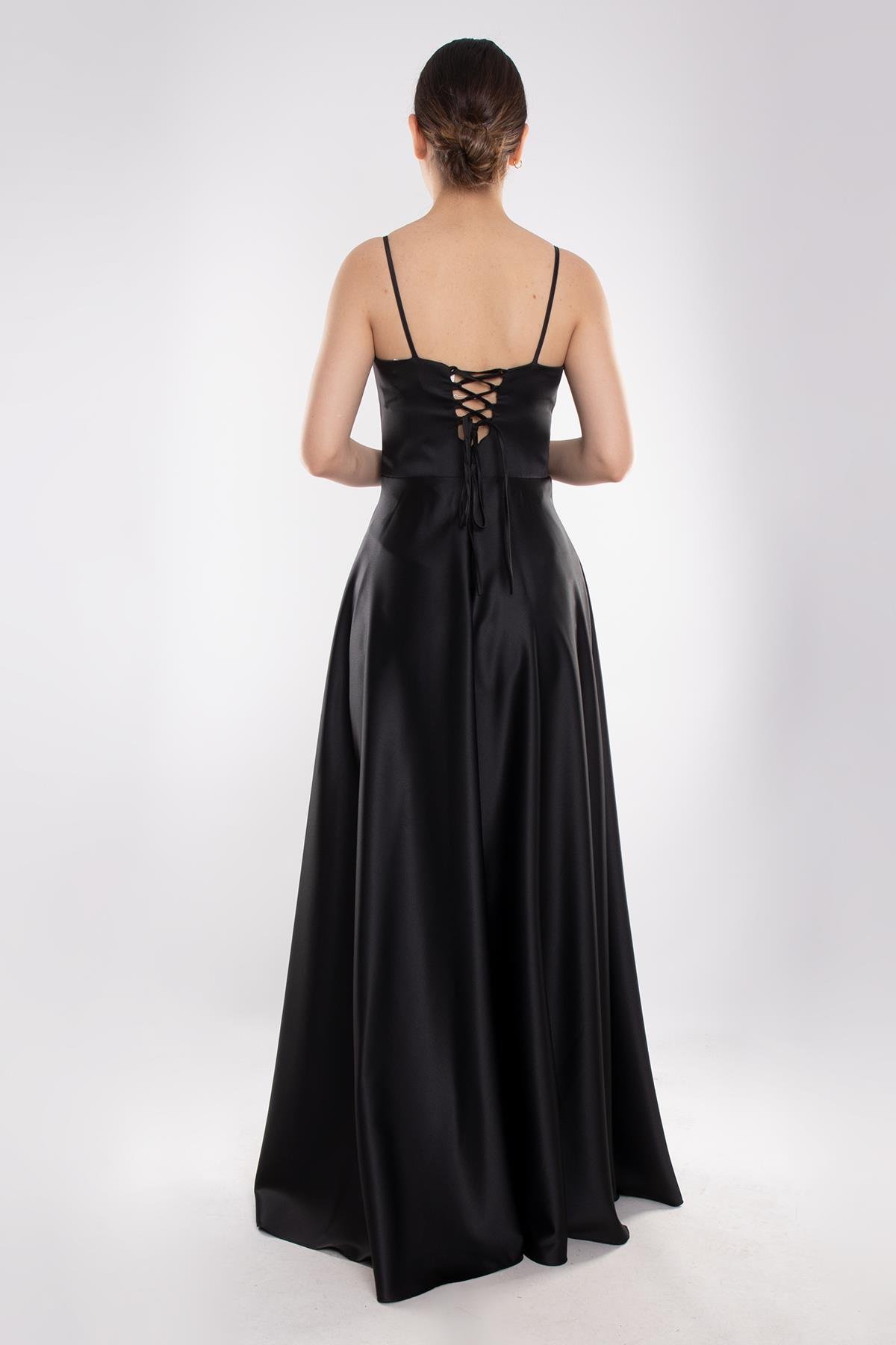 1324 Şalyaka Yırtmaçlı İpAskılı Sırtı Bağlamalı Uzun Saten Elbise