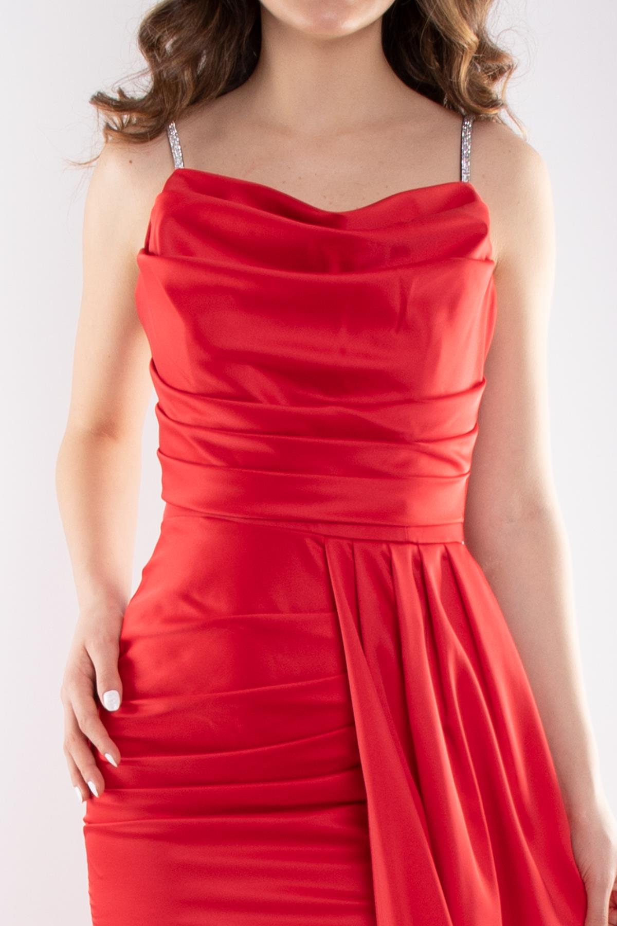 1329 İpAskılı Şalyaka Beli Drape Kuyruklu Uzun Saten Elbise