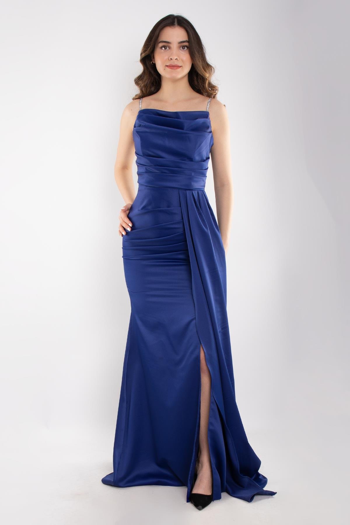 1329 İpAskılı Şalyaka Beli Drape Kuyruklu Uzun Saten Elbise