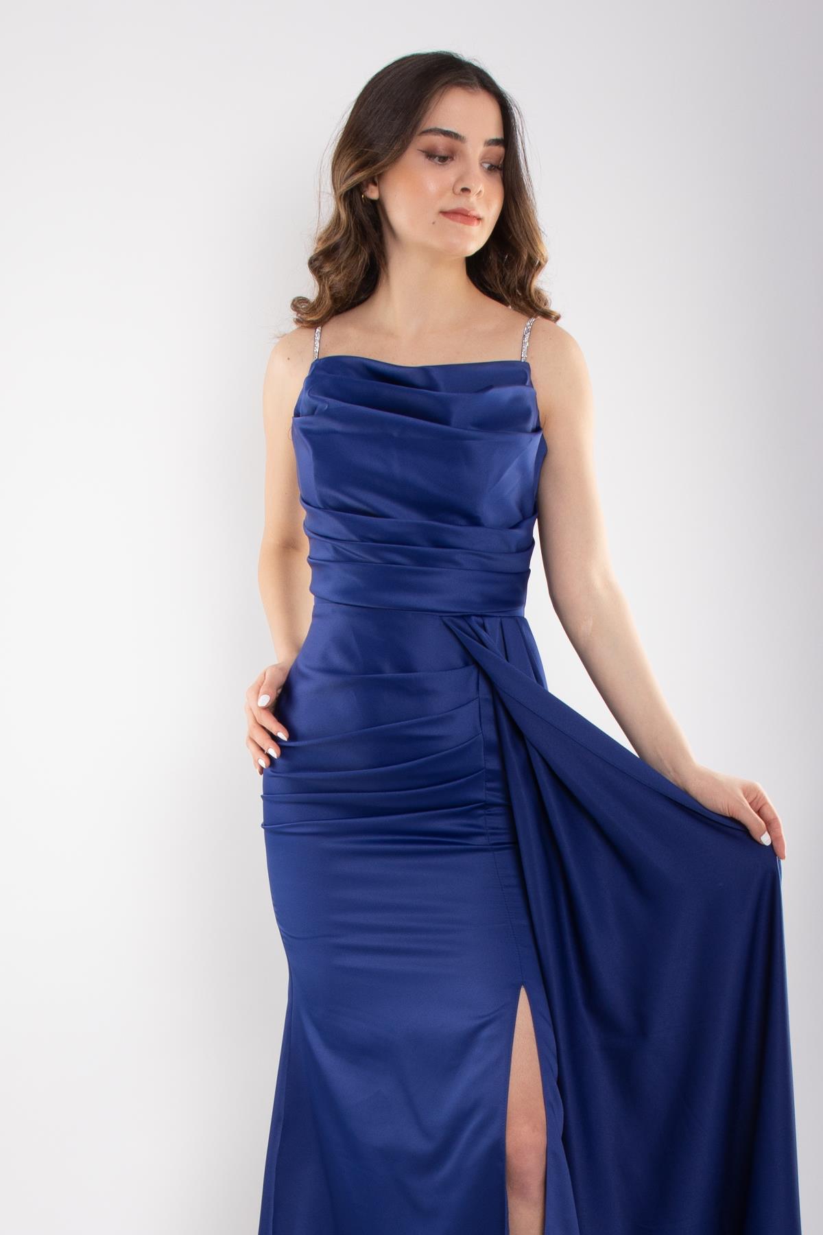 1329 İpAskılı Şalyaka Beli Drape Kuyruklu Uzun Saten Elbise