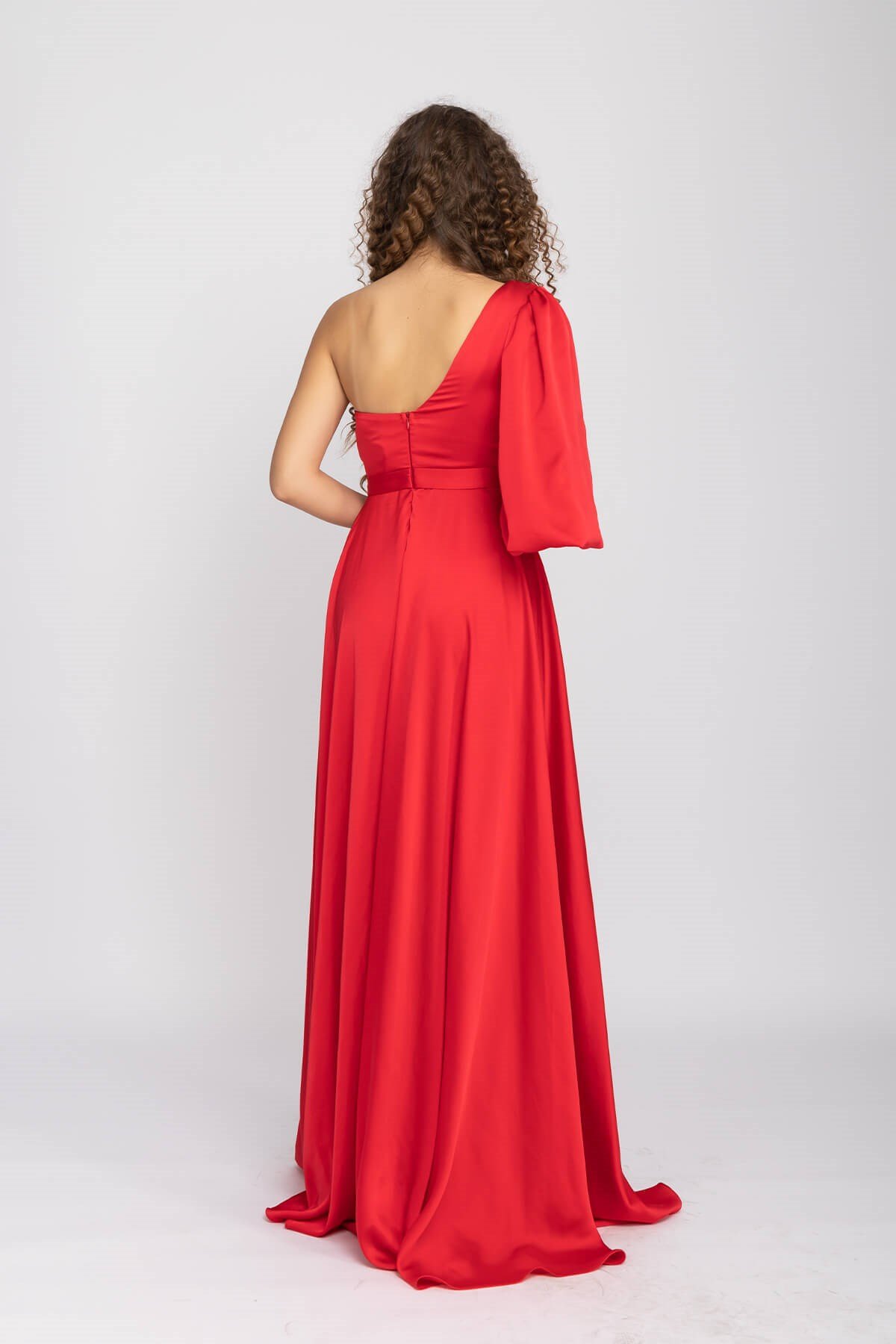 1337 KB Tek Omuz Balon Kol Yırtmaçlı Saten Abiye Elbise