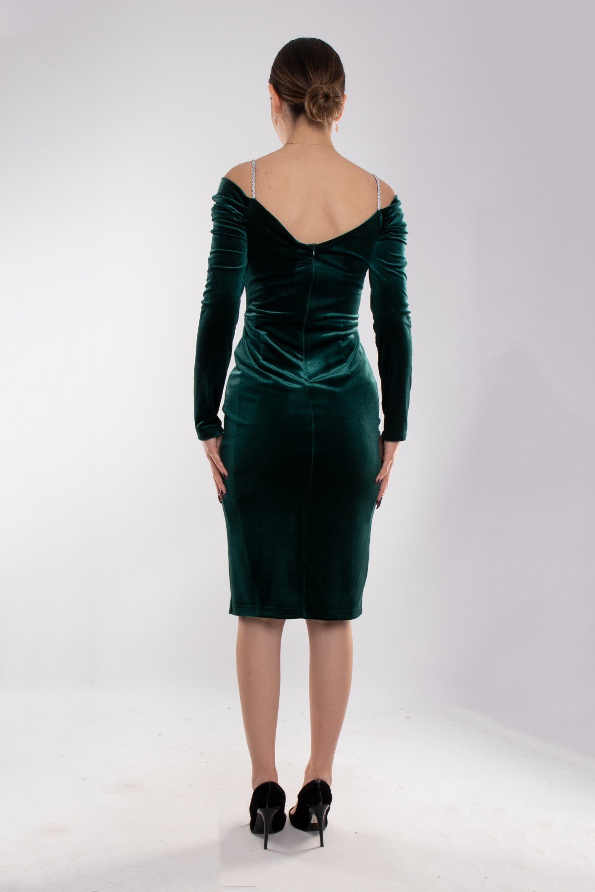 1358 Degaje Yaka Karpuz Kol Askı ve Beli Detaylı Kısa Kadın Kadife Elbise