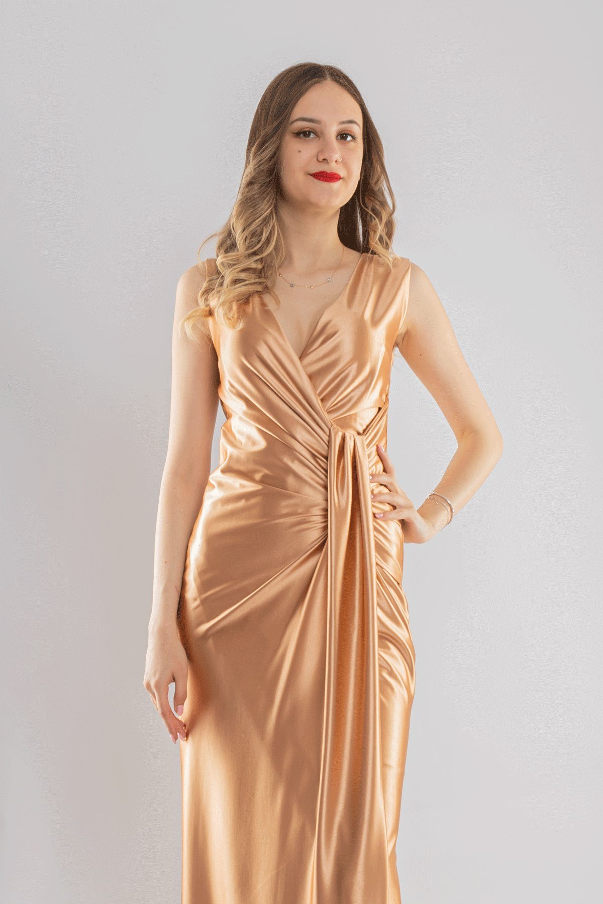 1415 Önü Geçmeli Parlak Saten Uzun Abiye Elbise