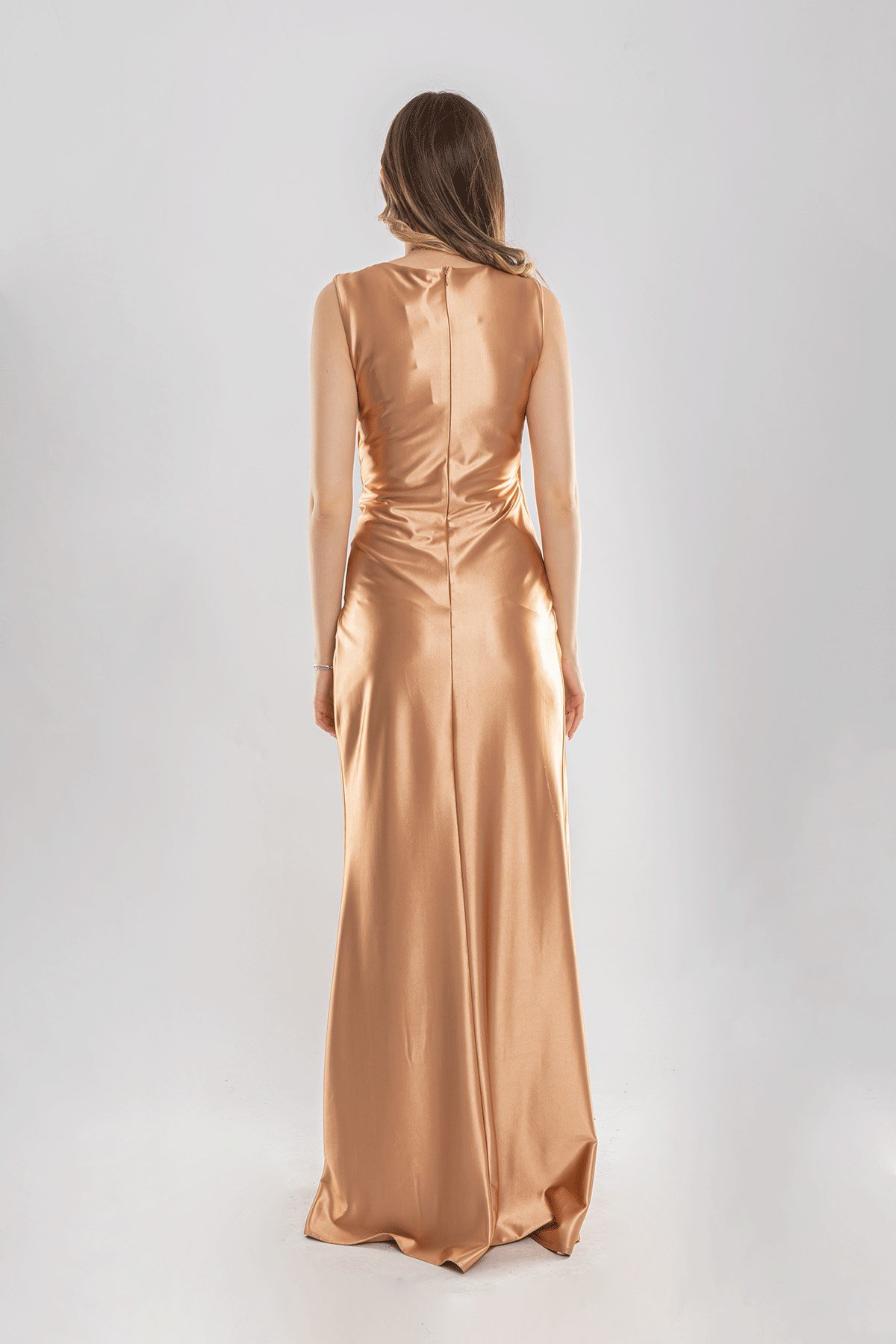 1415 Önü Geçmeli Parlak Saten Uzun Abiye Elbise