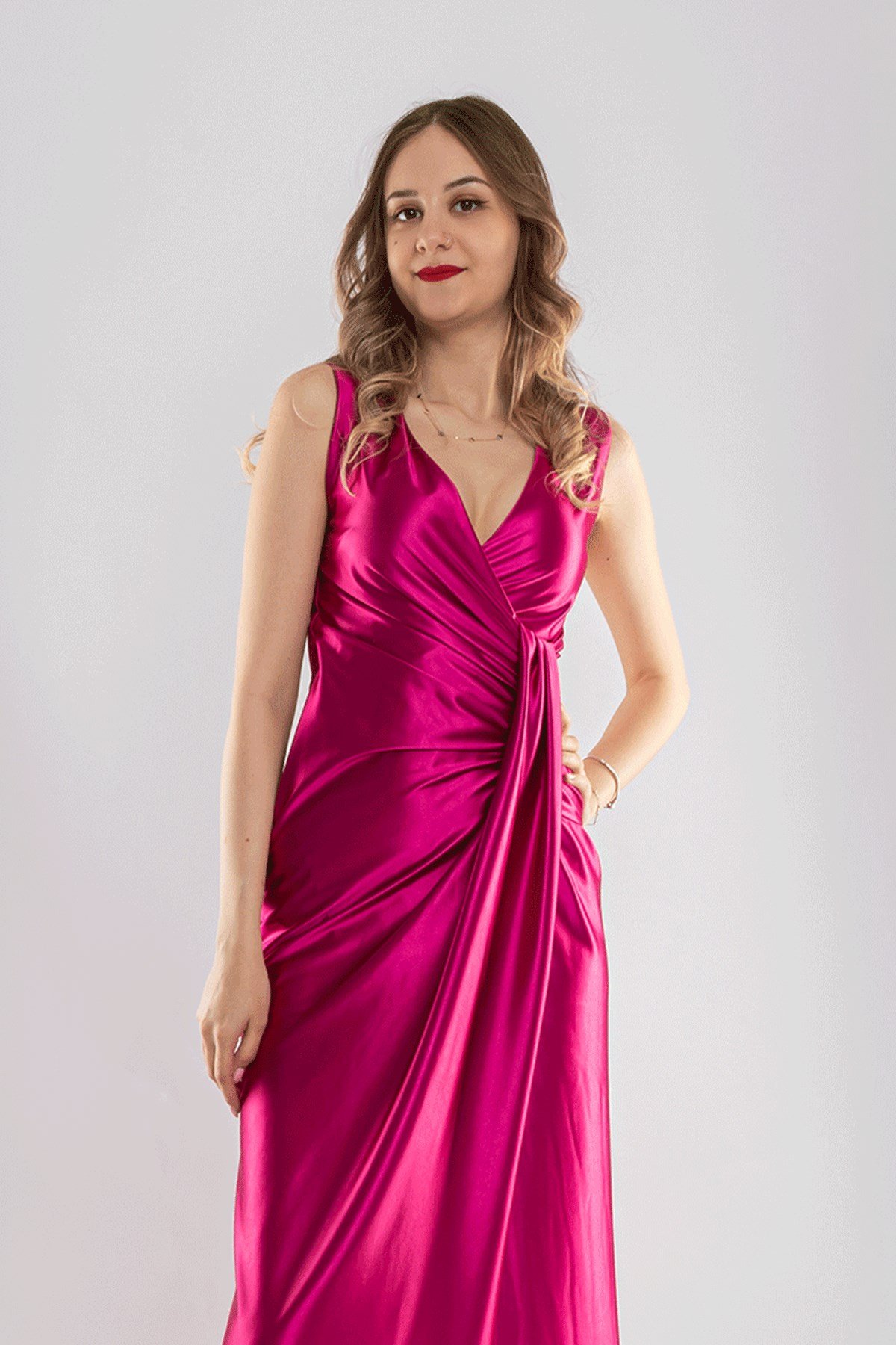 1415 Önü Geçmeli Parlak Saten Uzun Abiye Elbise