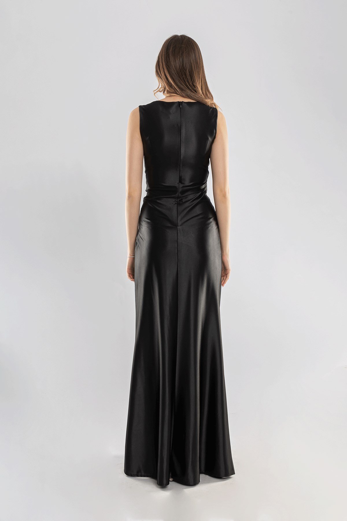 1415 Önü Geçmeli Parlak Saten Uzun Abiye Elbise