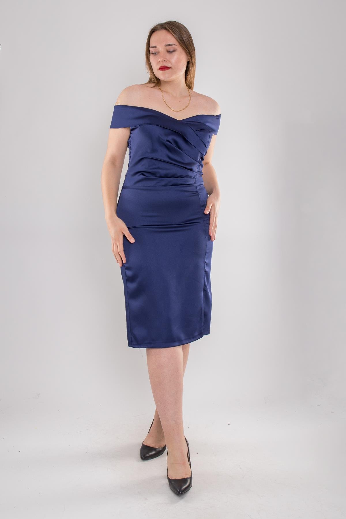 1483 Büyük Beden Madonna Yaka Beli Drape Straplez Kısa Saten Elbise