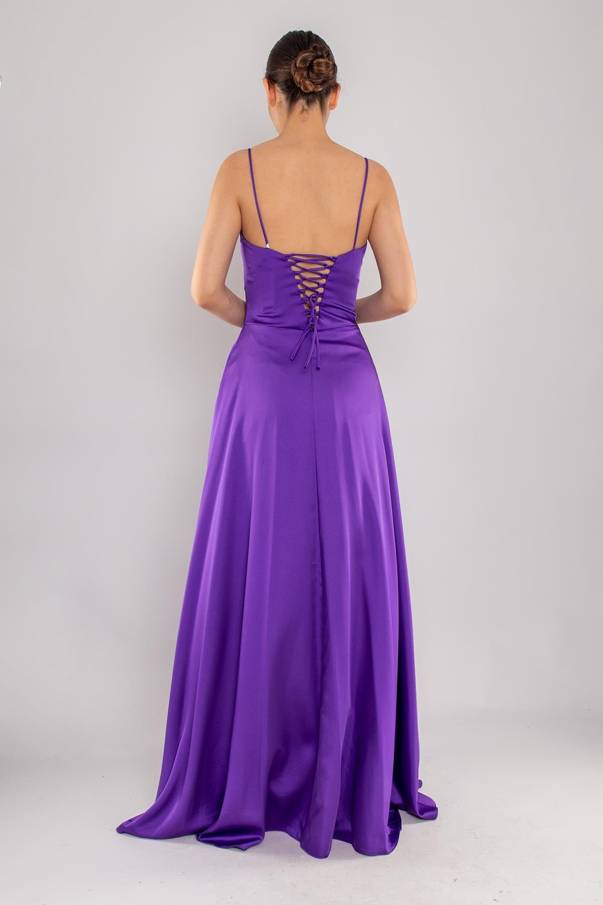 1495 Sırtı Bağlama İp Askı Saten Yırtmaçlı Önü Kapaklı Uzun Elbise