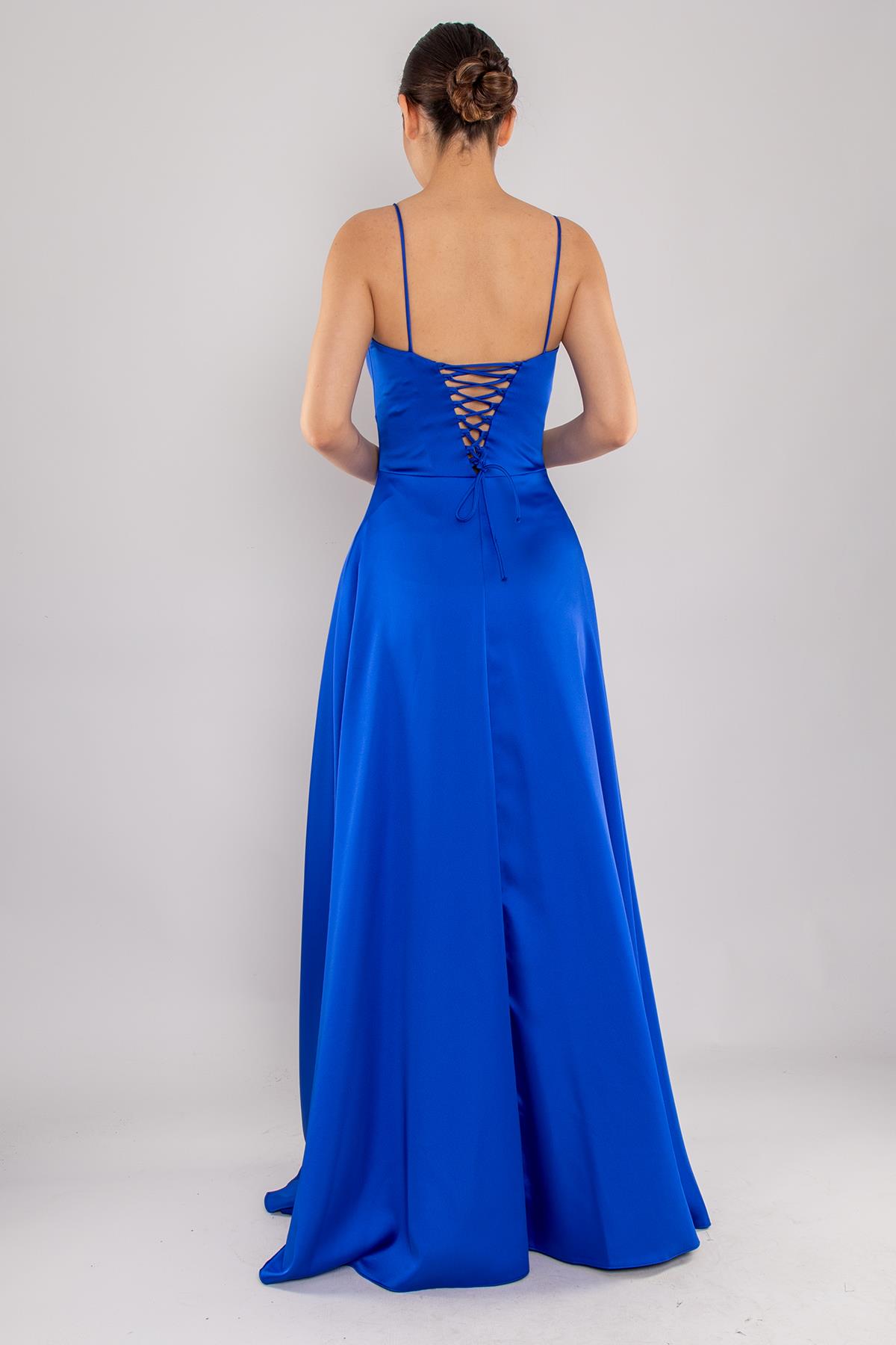 1495 Sırtı Bağlama İp Askı Saten Yırtmaçlı Önü Kapaklı Uzun Elbise