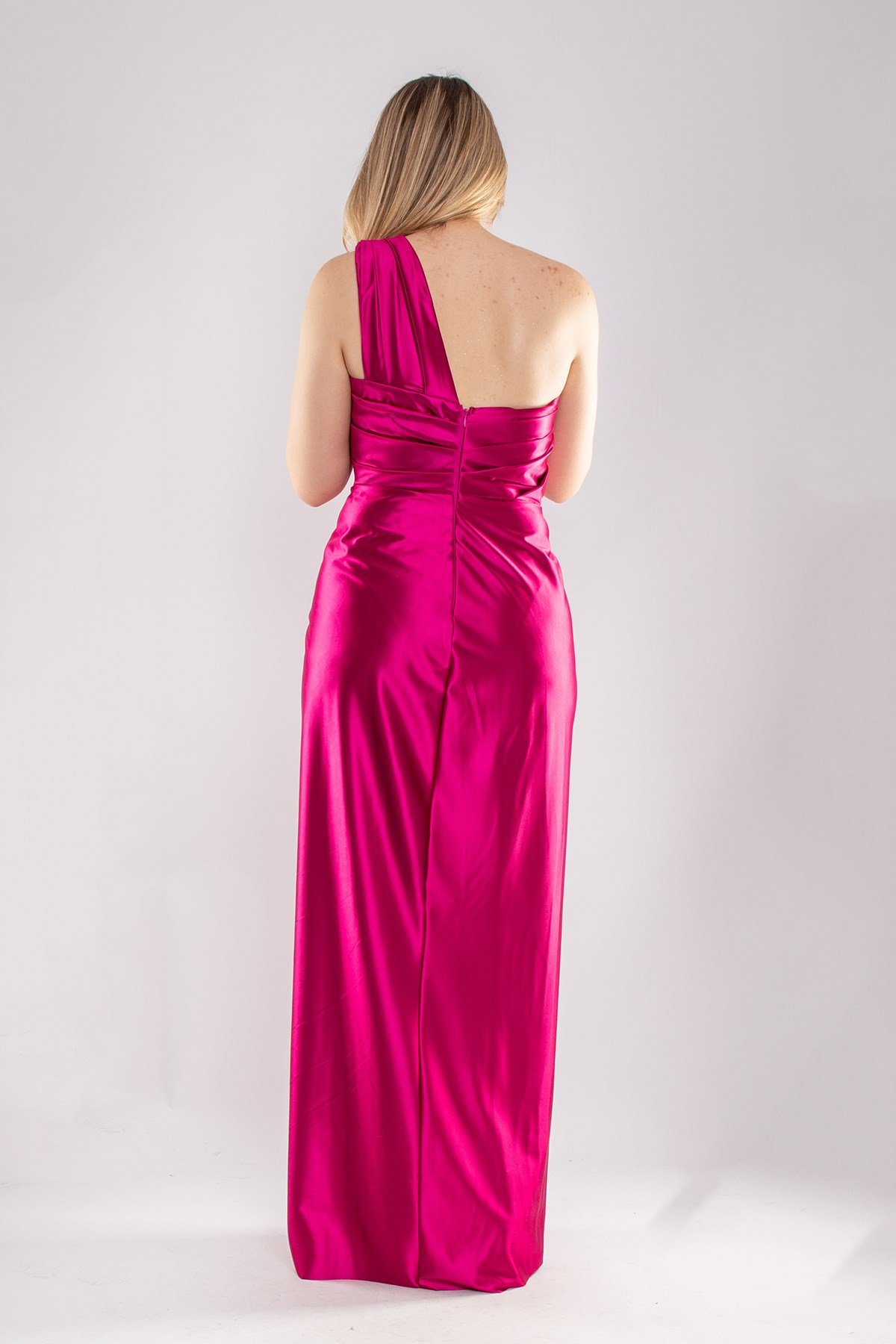 1520 Tek Omuz Saten Yaka Asimetrik Drapeli Önü Geçmeli Uzun Elbise