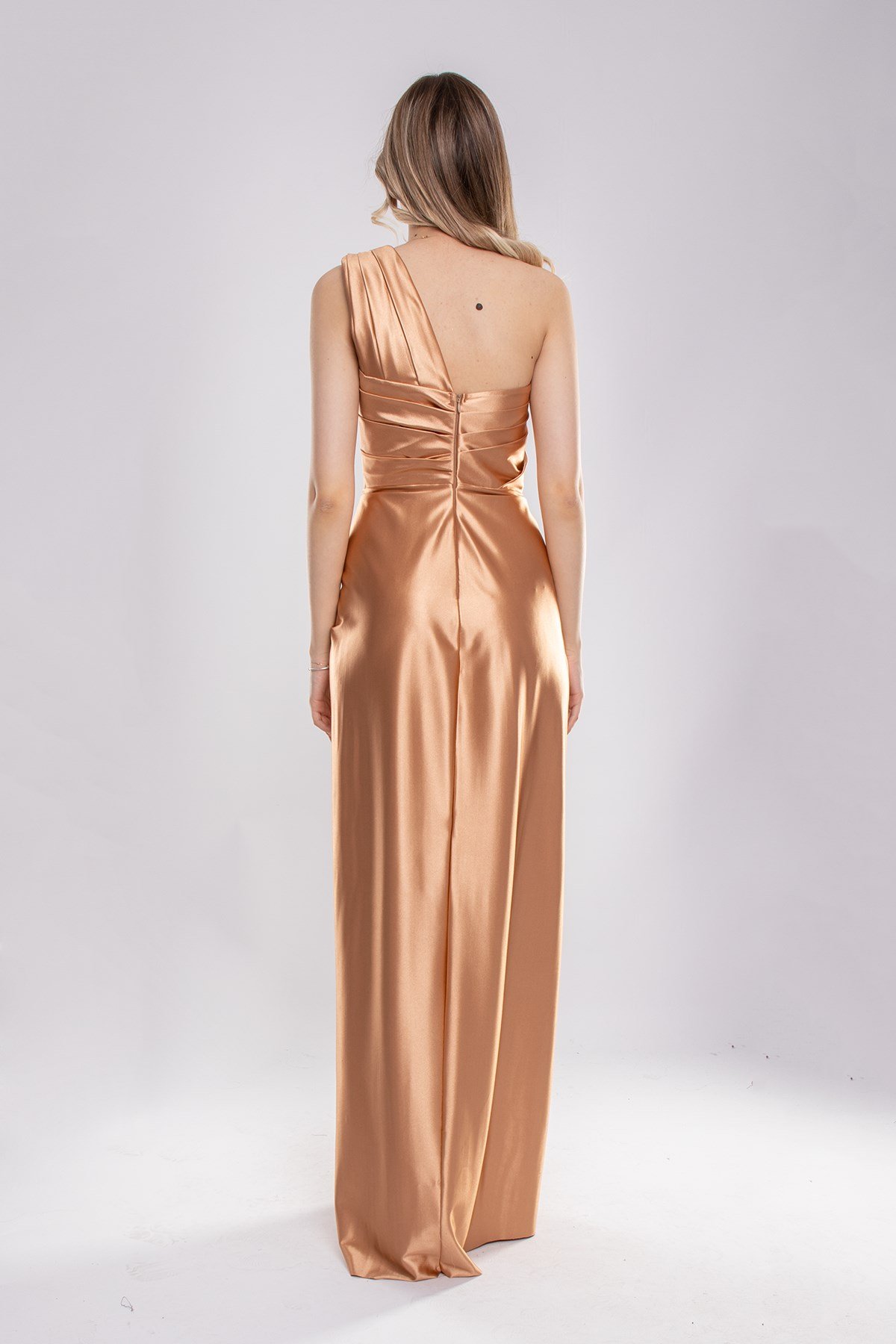 1520 Tek Omuz Saten Yaka Asimetrik Drapeli Önü Geçmeli Uzun Elbise