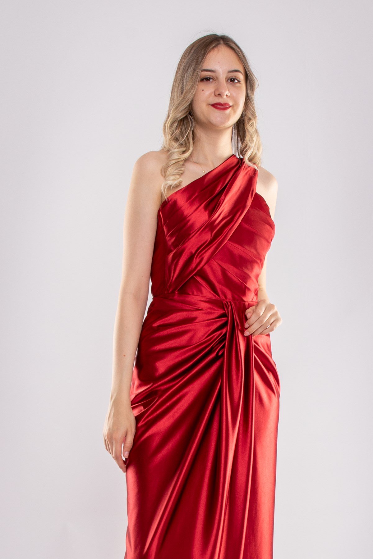 1520 Tek Omuz Saten Yaka Asimetrik Drapeli Önü Geçmeli Uzun Elbise