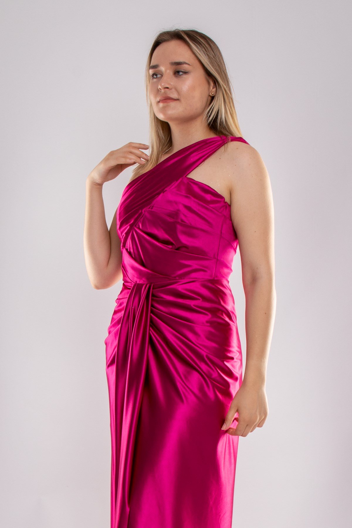 1520 Tek Omuz Saten Yaka Asimetrik Drapeli Önü Geçmeli Uzun Elbise