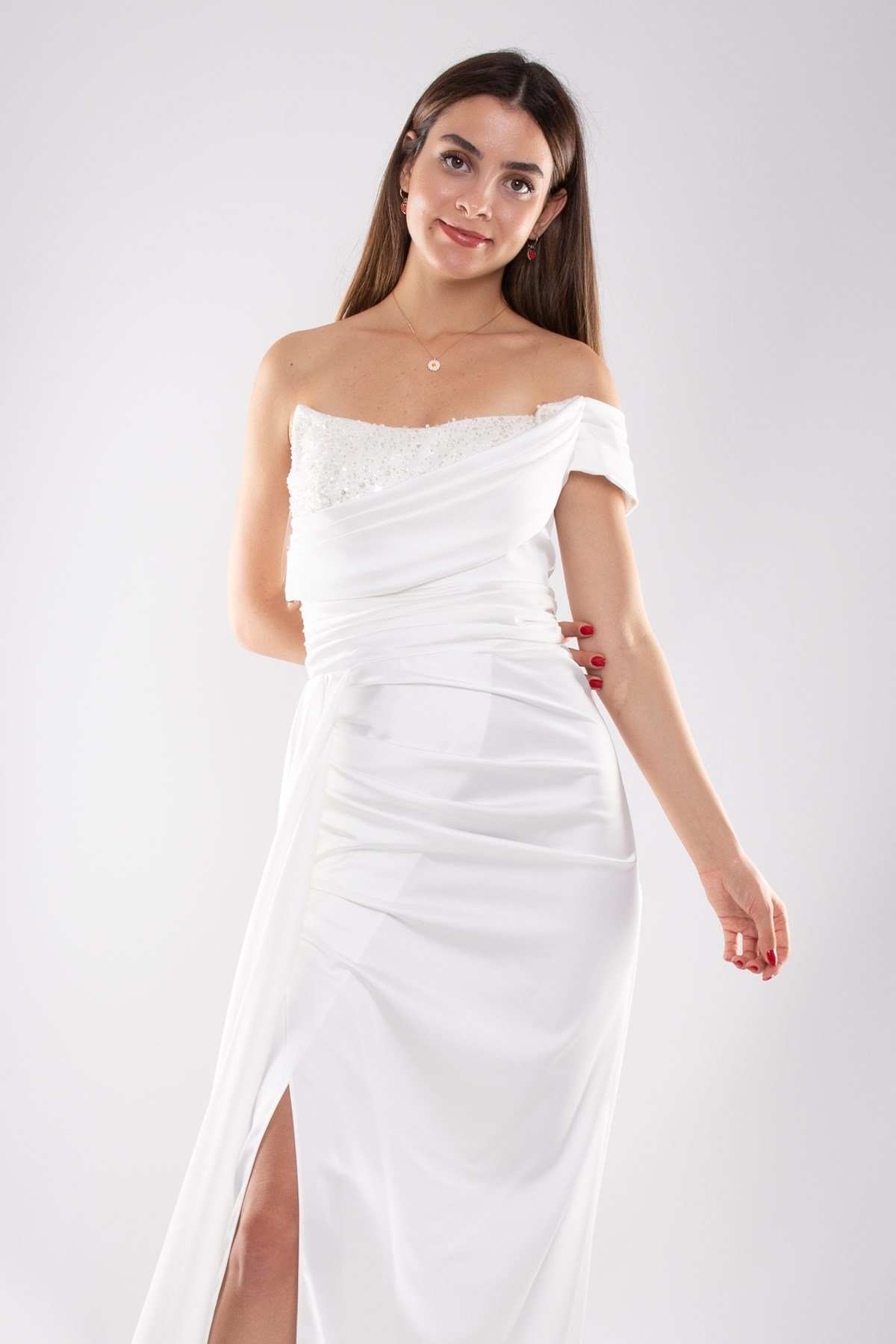 1550 Tek Omuz Göğüs Boncuklu Drape Yırtmaçlı Uzun Saten Elbise