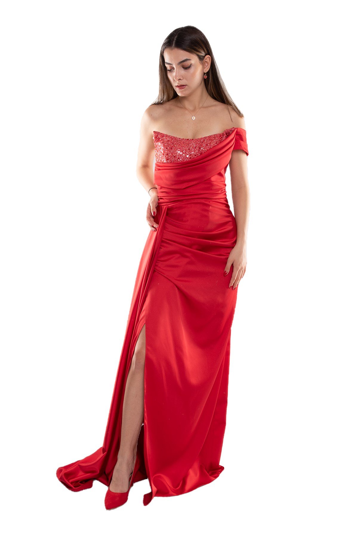 1550 Tek Omuz Göğüs Boncuklu Drape Yırtmaçlı Uzun Saten Elbise