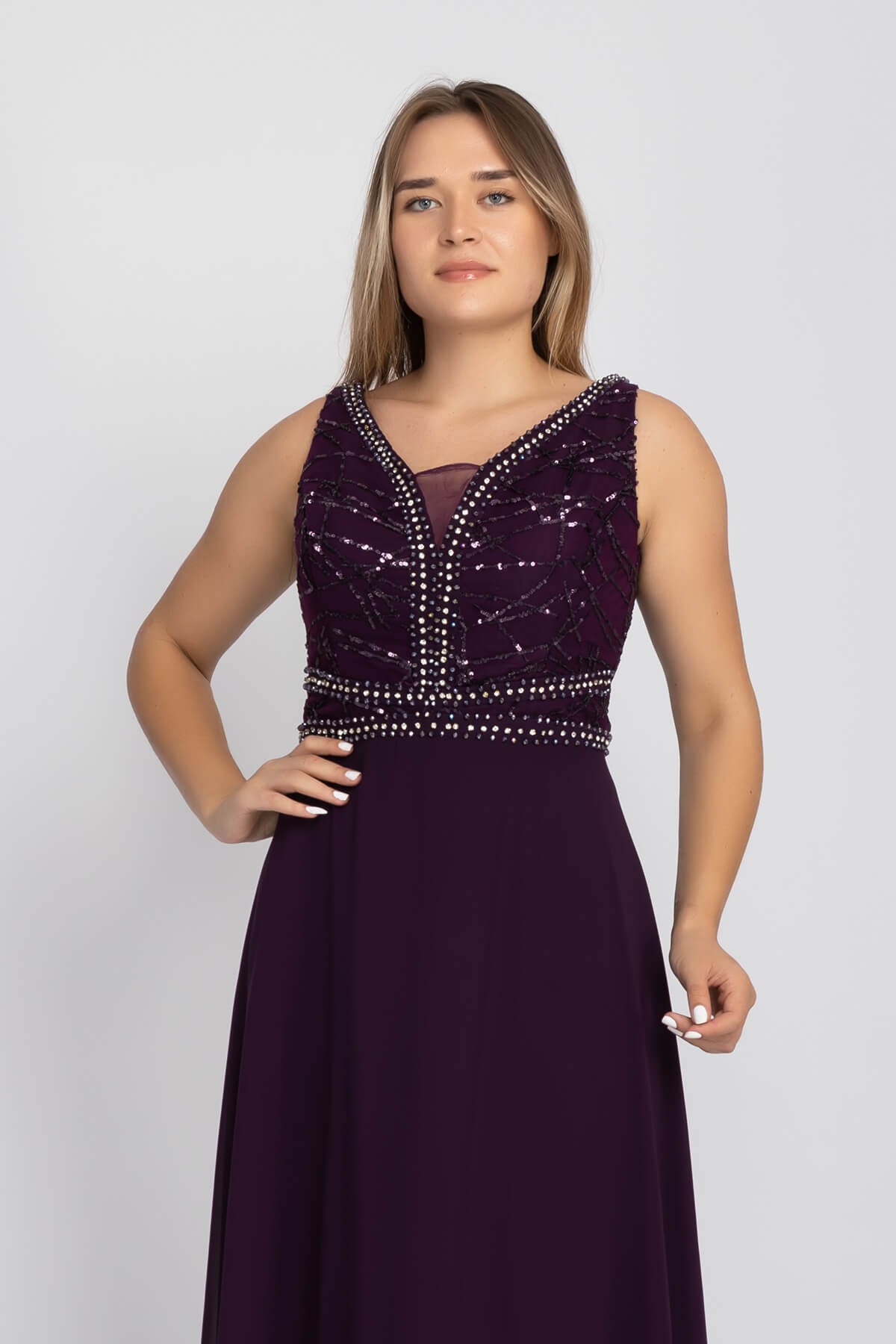 20202 BB Beli Taş Şerit Pul İşlemeli Krep Şifon Uzun Elbise