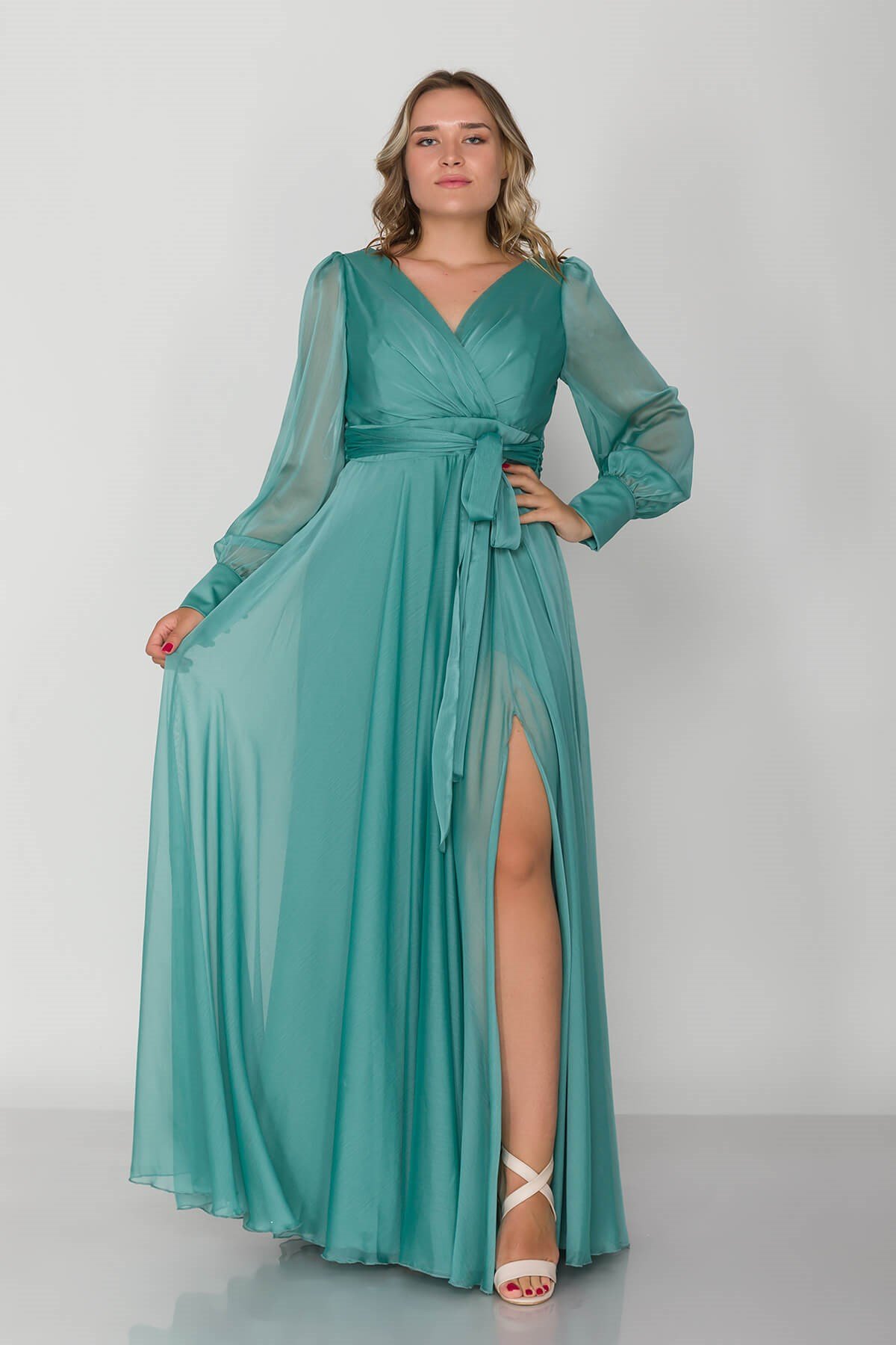 2082 Büyük Beden Kristal Şifon Kruvaze Yaka Yırtmaçlı Kollu Uzun Abiye