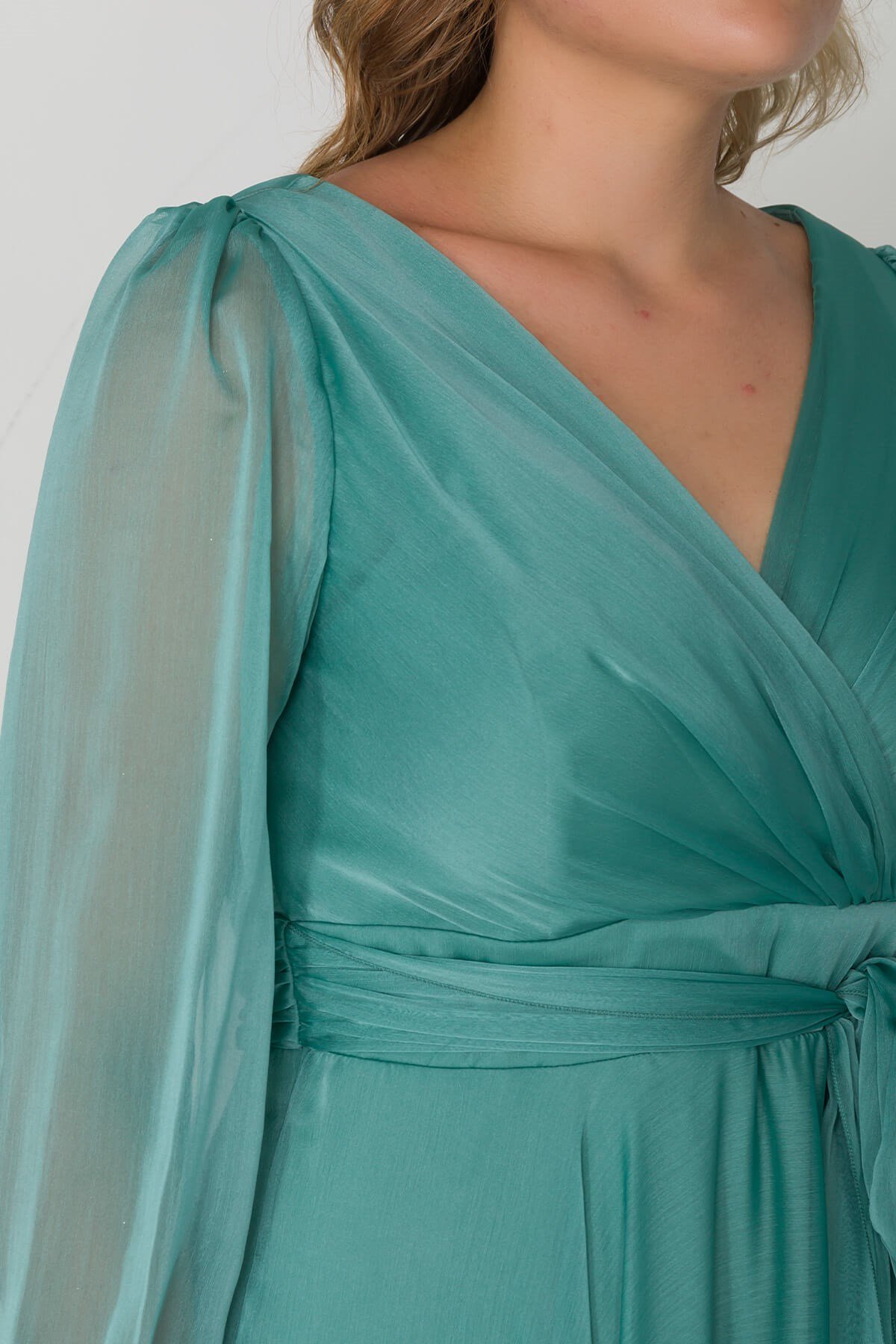 2082 Büyük Beden Kristal Şifon Kruvaze Yaka Yırtmaçlı Kollu Uzun Abiye