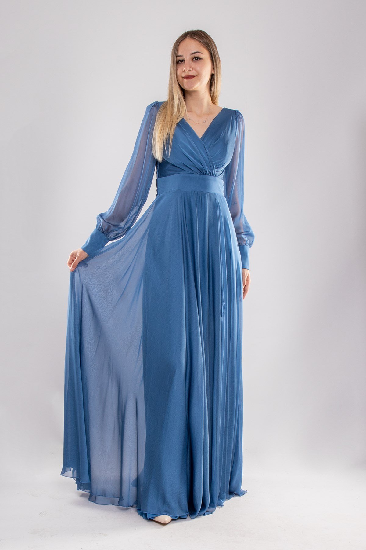 2082 Kristal Şifon Kruvaze Yaka Yırtmaçlı Kollu Uzun Abiye