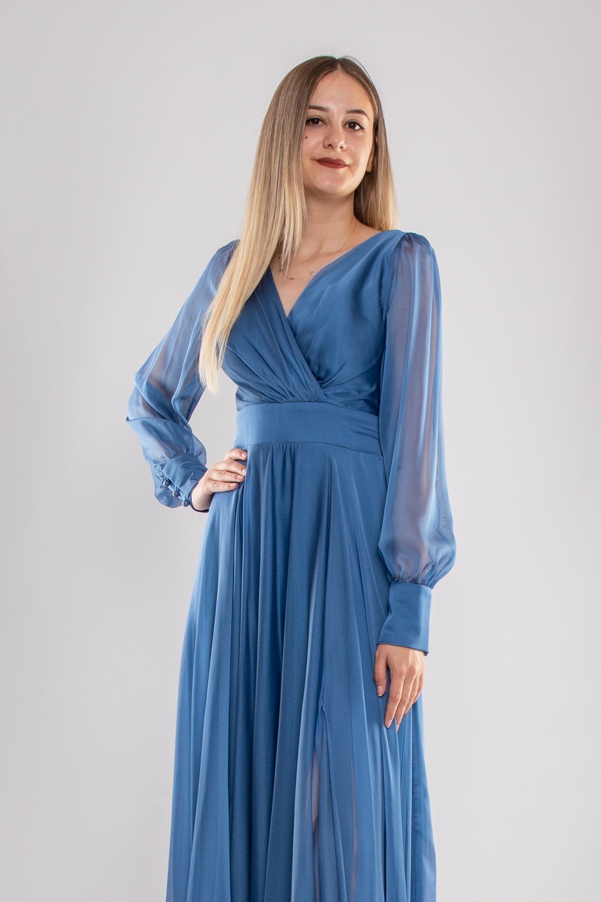 2082 Kristal Şifon Kruvaze Yaka Yırtmaçlı Kollu Uzun Abiye