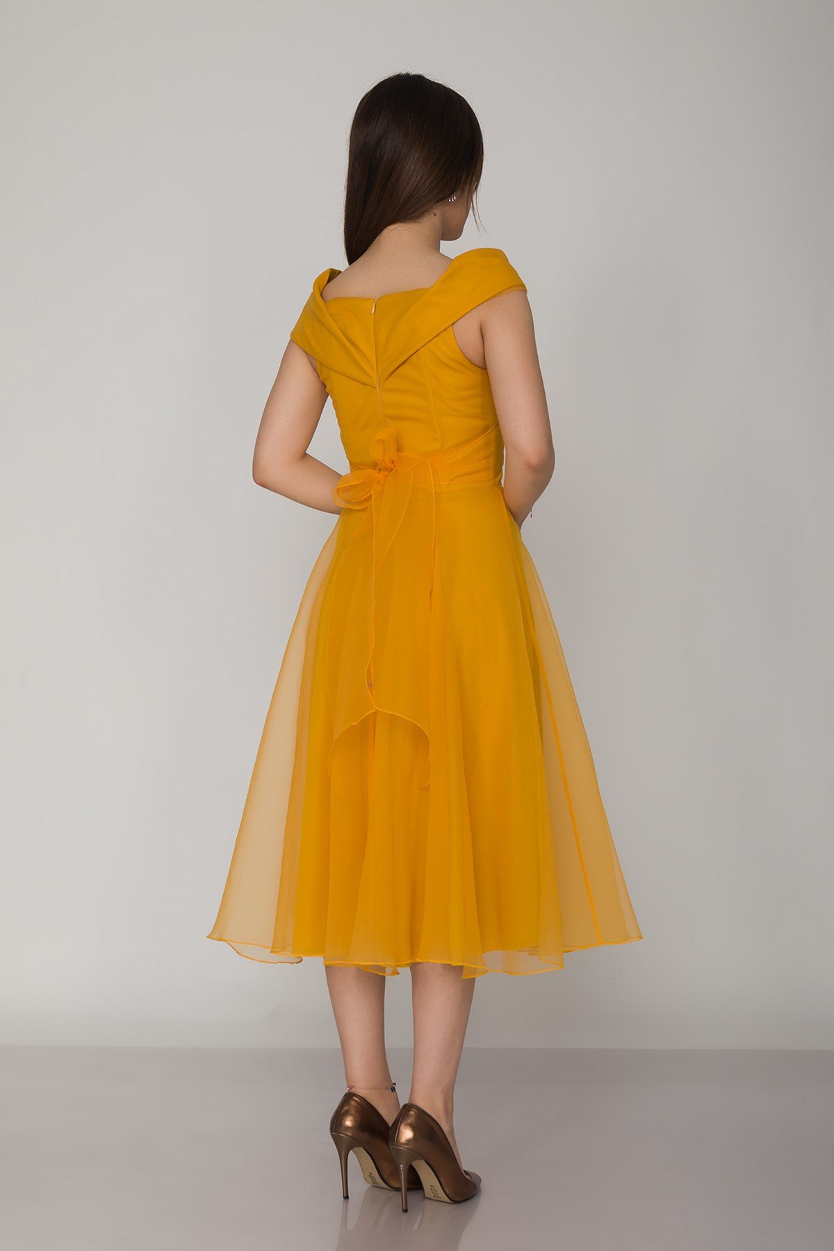 2090 Organze Kumaş Çapraz Kruvaze Yaka Kloş Etekli Kısa Elbise