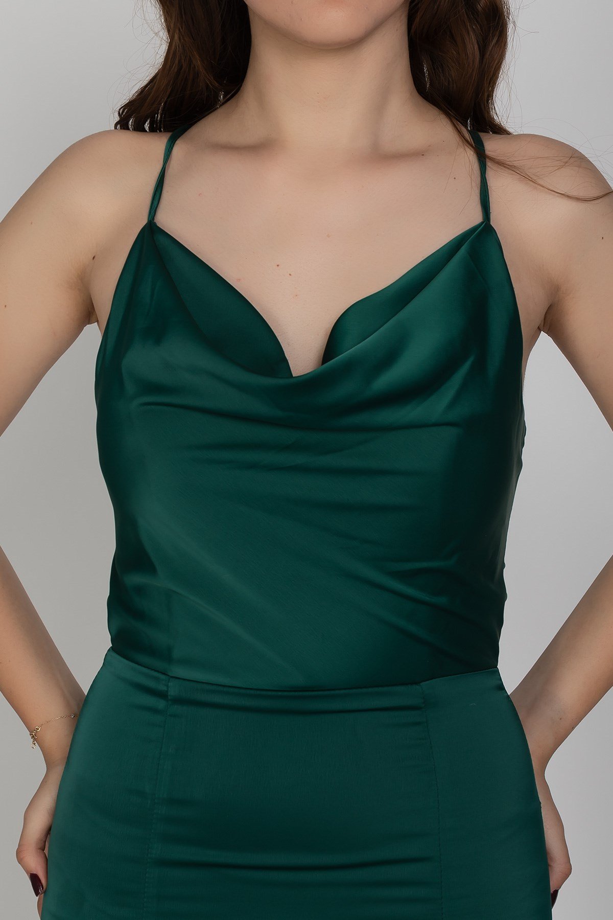 2125 Şalyaka İpli Yırtmaç ve Kuyruklu İpek Saten Uzun Abiye