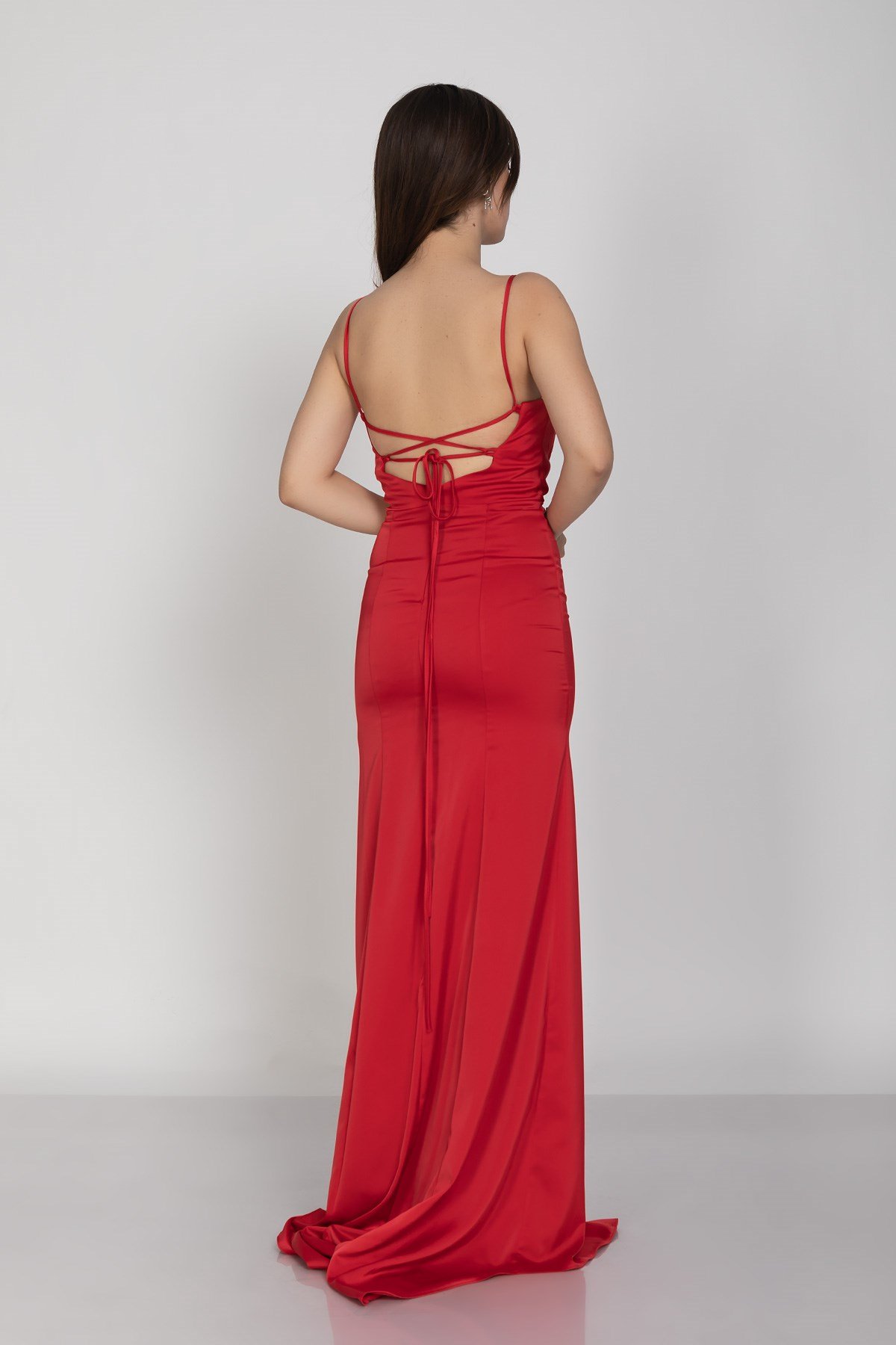 2125 Şalyaka İpli Yırtmaç ve Kuyruklu İpek Saten Uzun Abiye