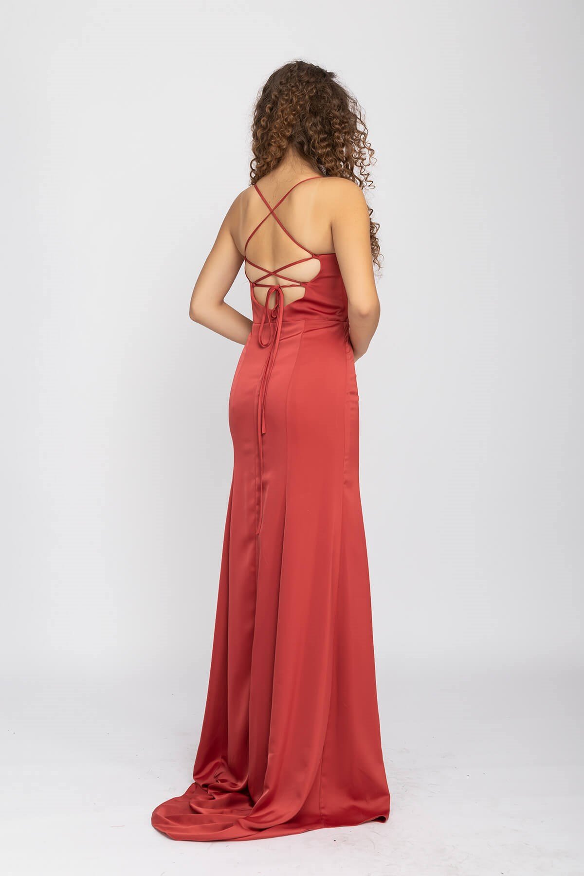 2125 Şalyaka İpli Yırtmaç ve Kuyruklu İpek Saten Uzun Abiye