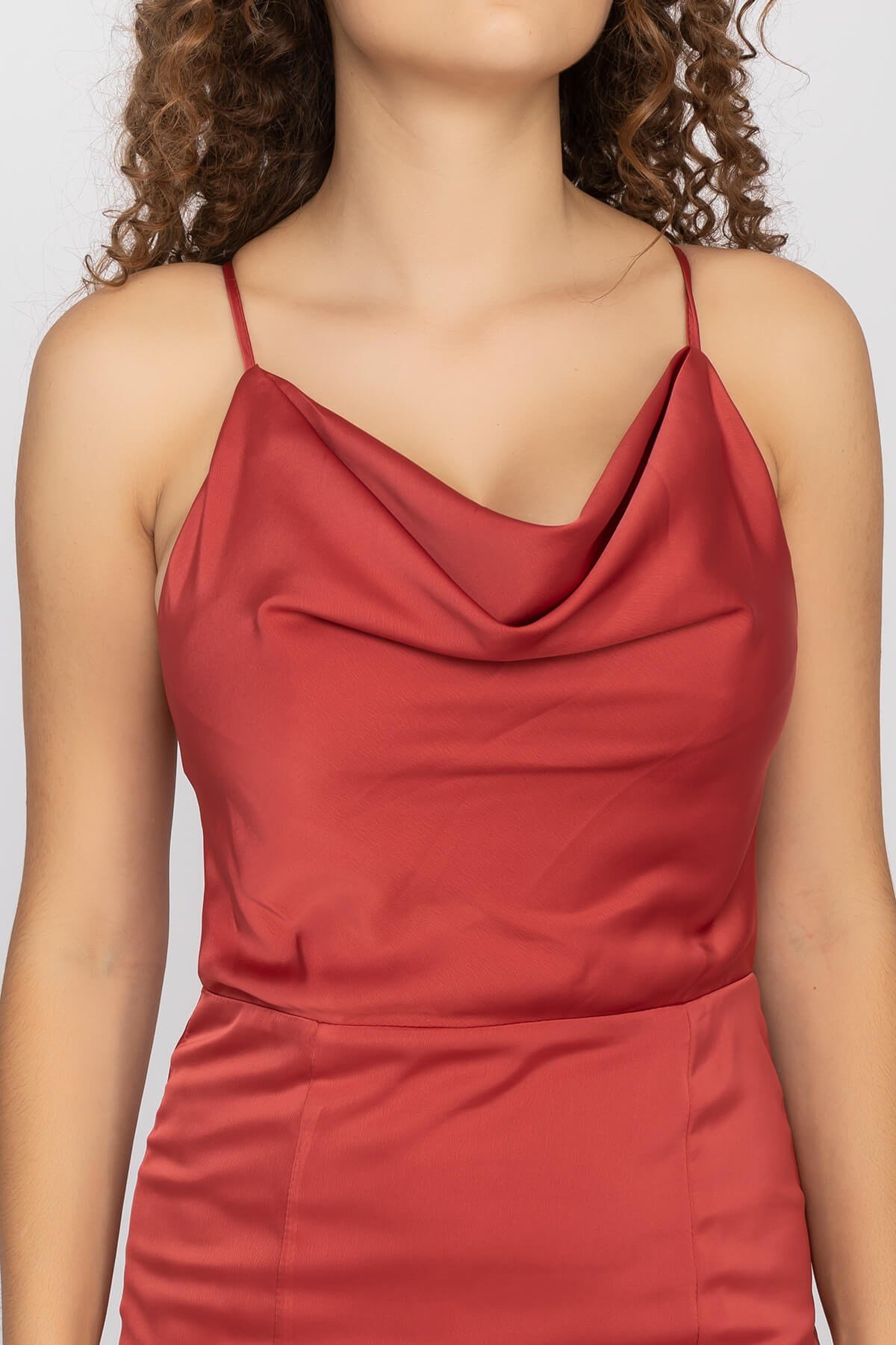 2125 Şalyaka İpli Yırtmaç ve Kuyruklu İpek Saten Uzun Abiye