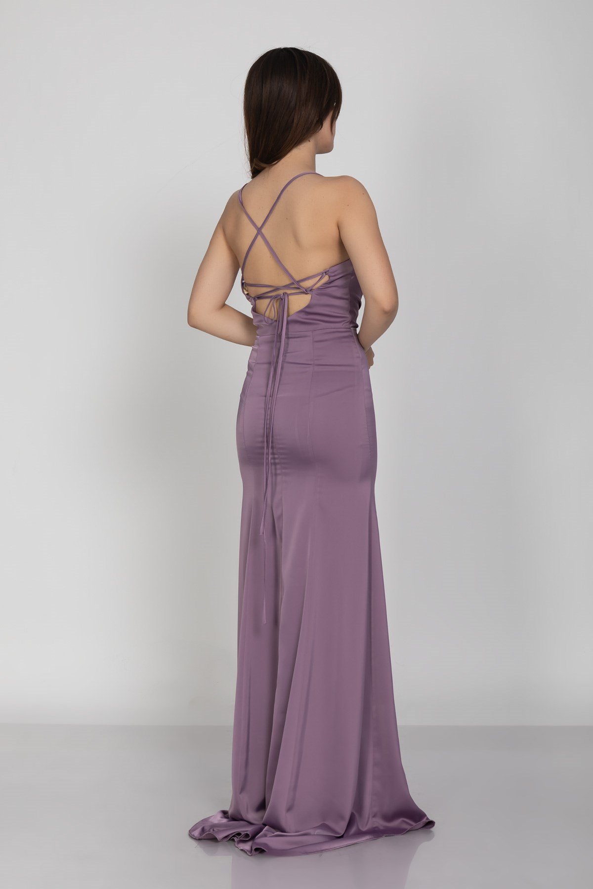 2125 Şalyaka İpli Yırtmaç ve Kuyruklu İpek Saten Uzun Abiye