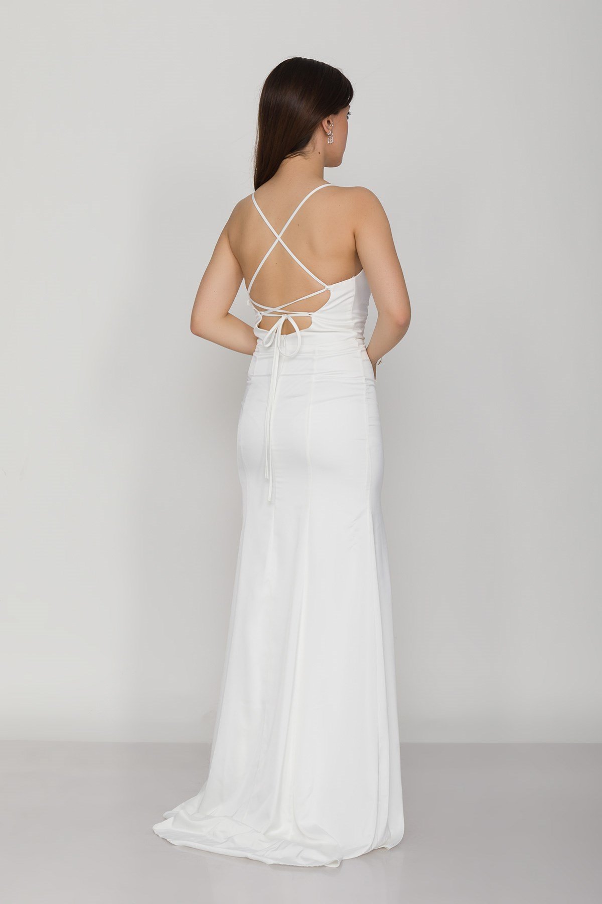 2125 Şalyaka İpli Yırtmaç ve Kuyruklu İpek Saten Uzun Abiye