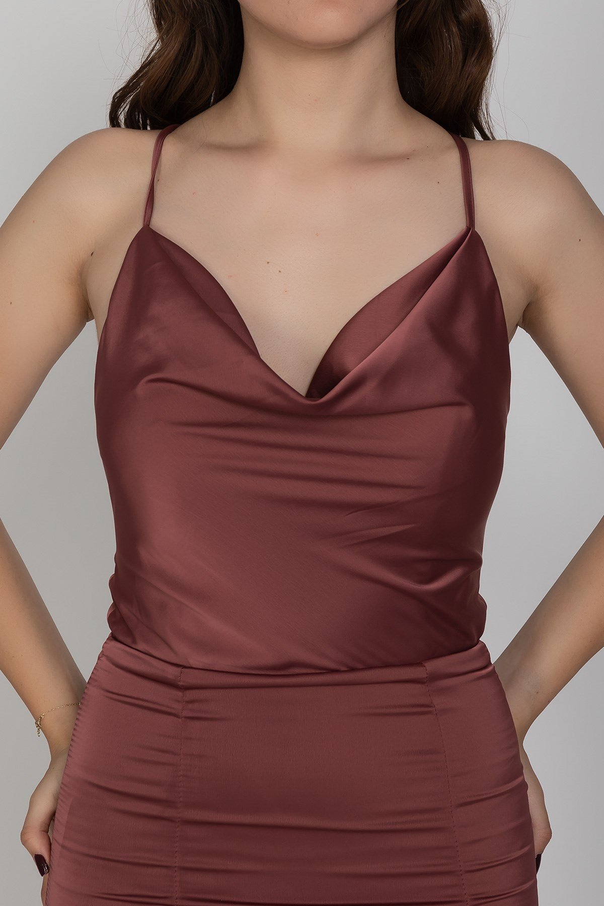 2125 Şalyaka İpli Yırtmaç ve Kuyruklu İpek Saten Uzun Abiye