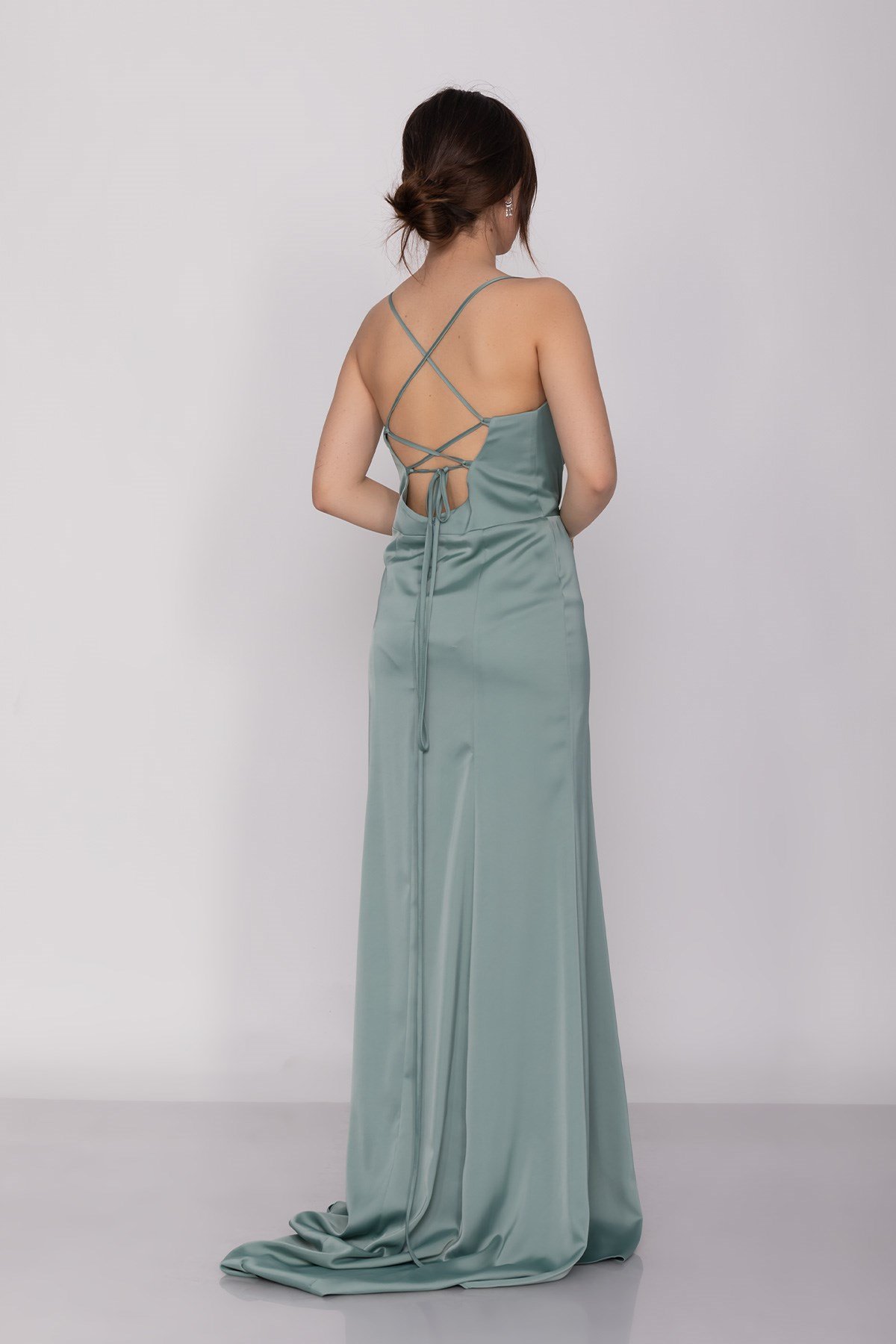 2125 Şalyaka İpli Yırtmaç ve Kuyruklu İpek Saten Uzun Abiye