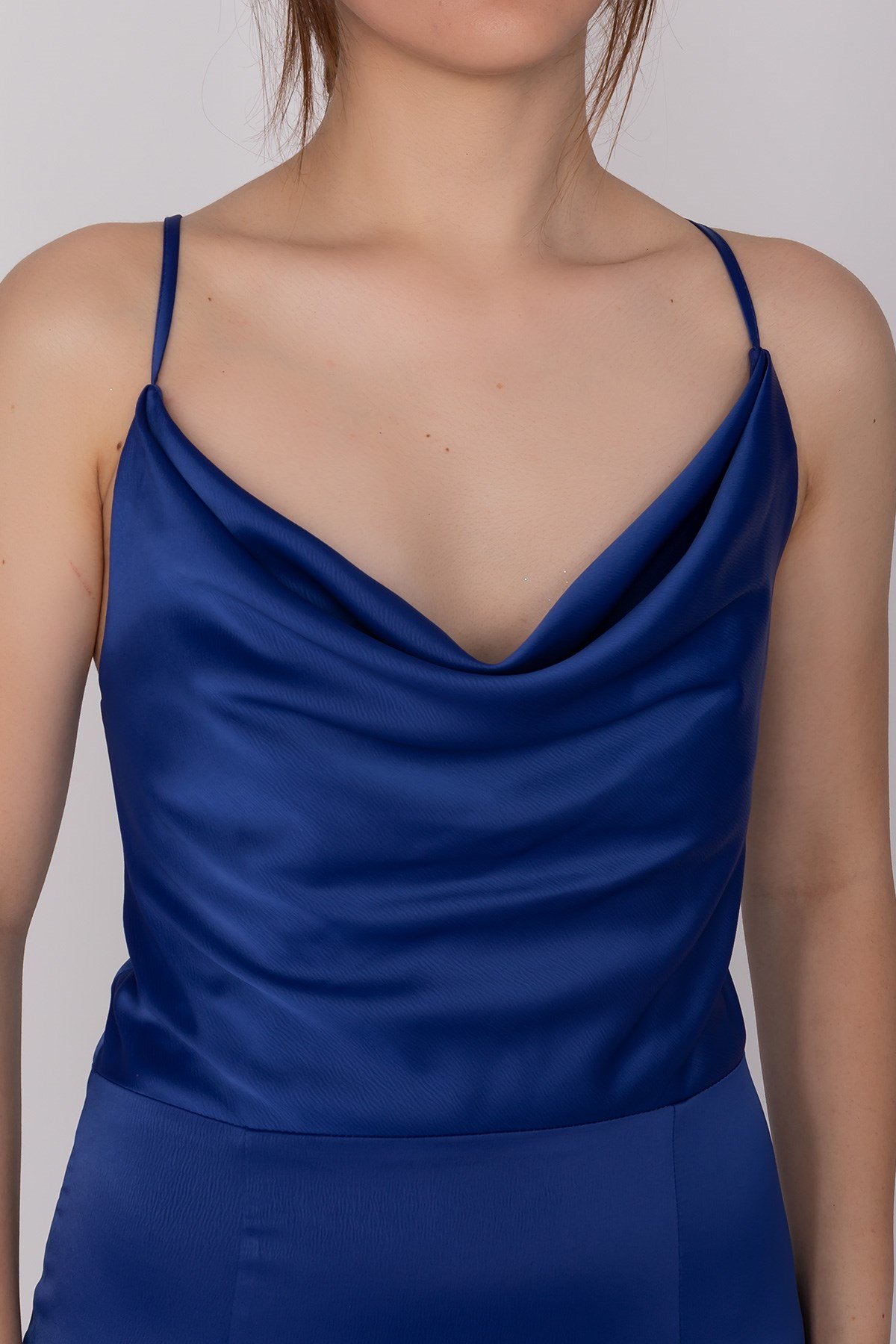 2125 Şalyaka İpli Yırtmaç ve Kuyruklu İpek Saten Uzun Abiye