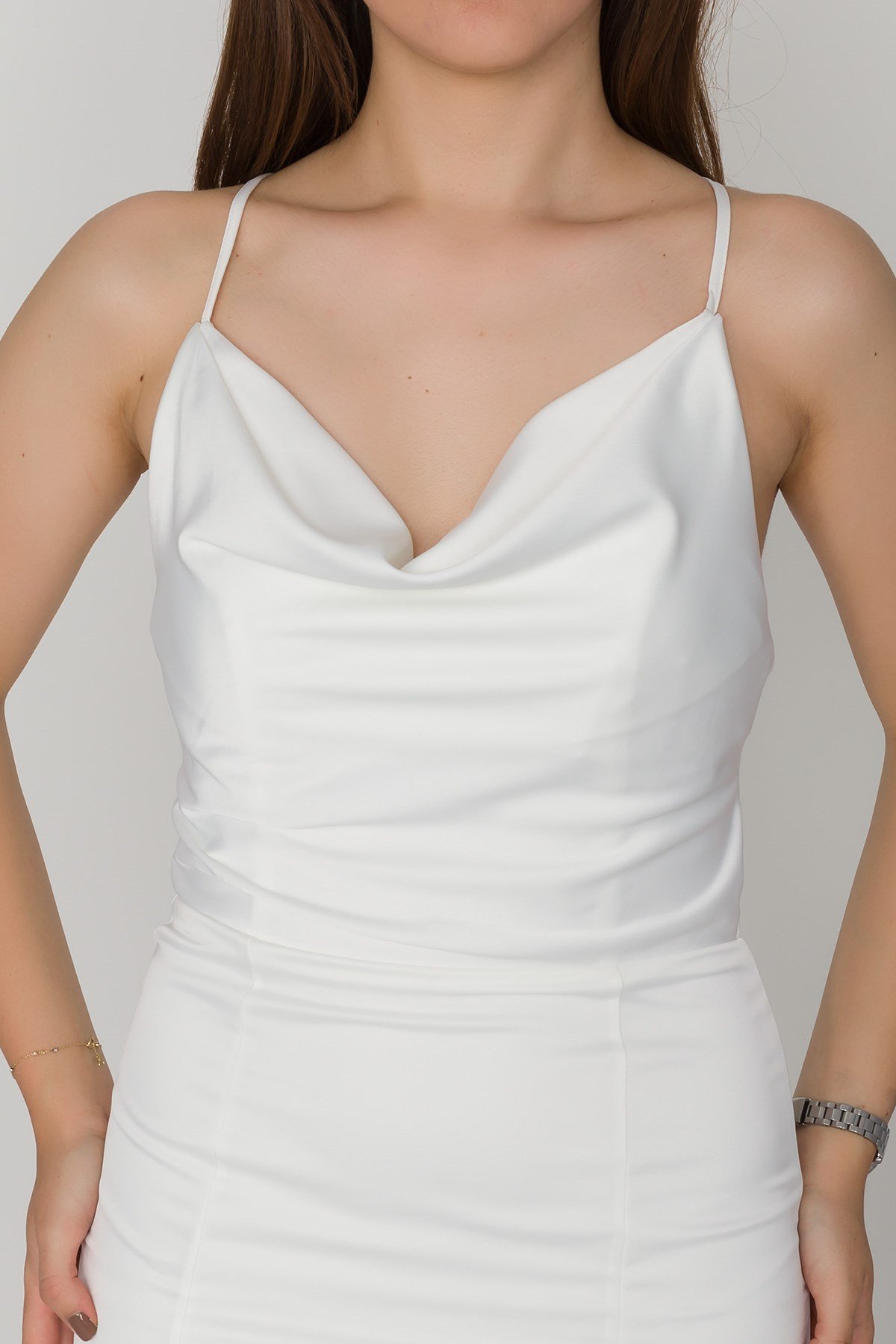 2125 Şalyaka İpli Yırtmaç ve Kuyruklu İpek Saten Uzun Abiye