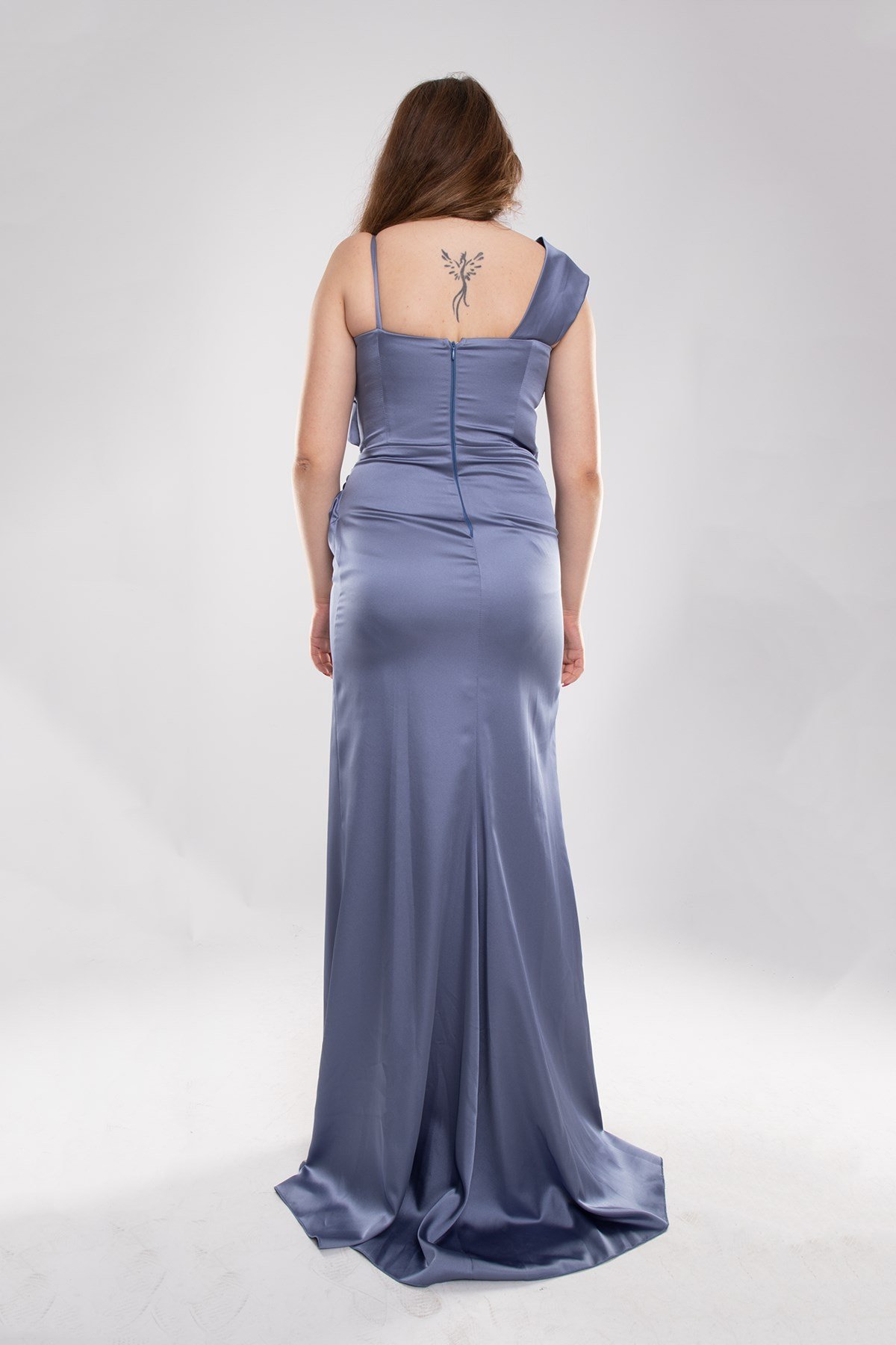 22005 Tam Seri Gögüs Taş İşleme Beli Drape Saten Yırtmaçlı Uzun Elbise