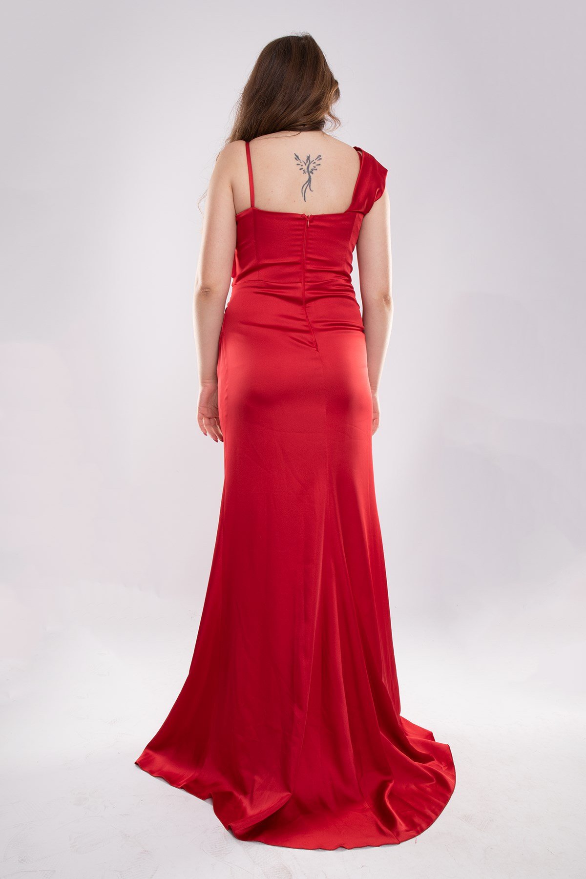 22005 Tam Seri Gögüs Taş İşleme Beli Drape Saten Yırtmaçlı Uzun Elbise