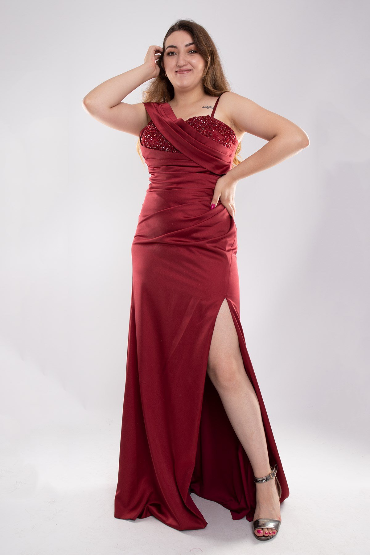 22005 Tam Seri Gögüs Taş İşleme Beli Drape Saten Yırtmaçlı Uzun Elbise