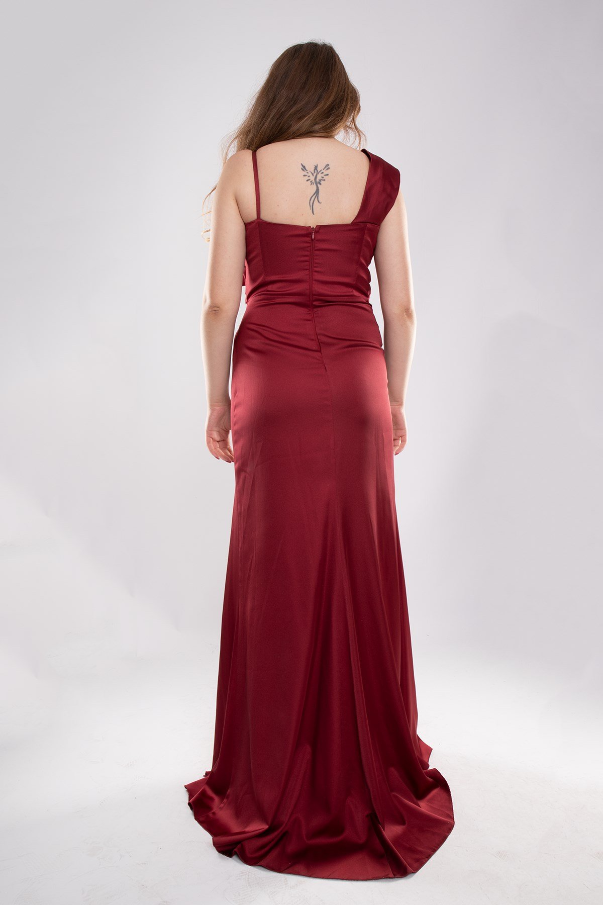 22005 Tam Seri Gögüs Taş İşleme Beli Drape Saten Yırtmaçlı Uzun Elbise