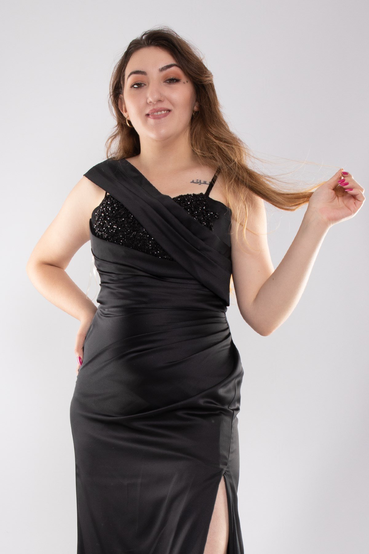 22005 Tam Seri Gögüs Taş İşleme Beli Drape Saten Yırtmaçlı Uzun Elbise